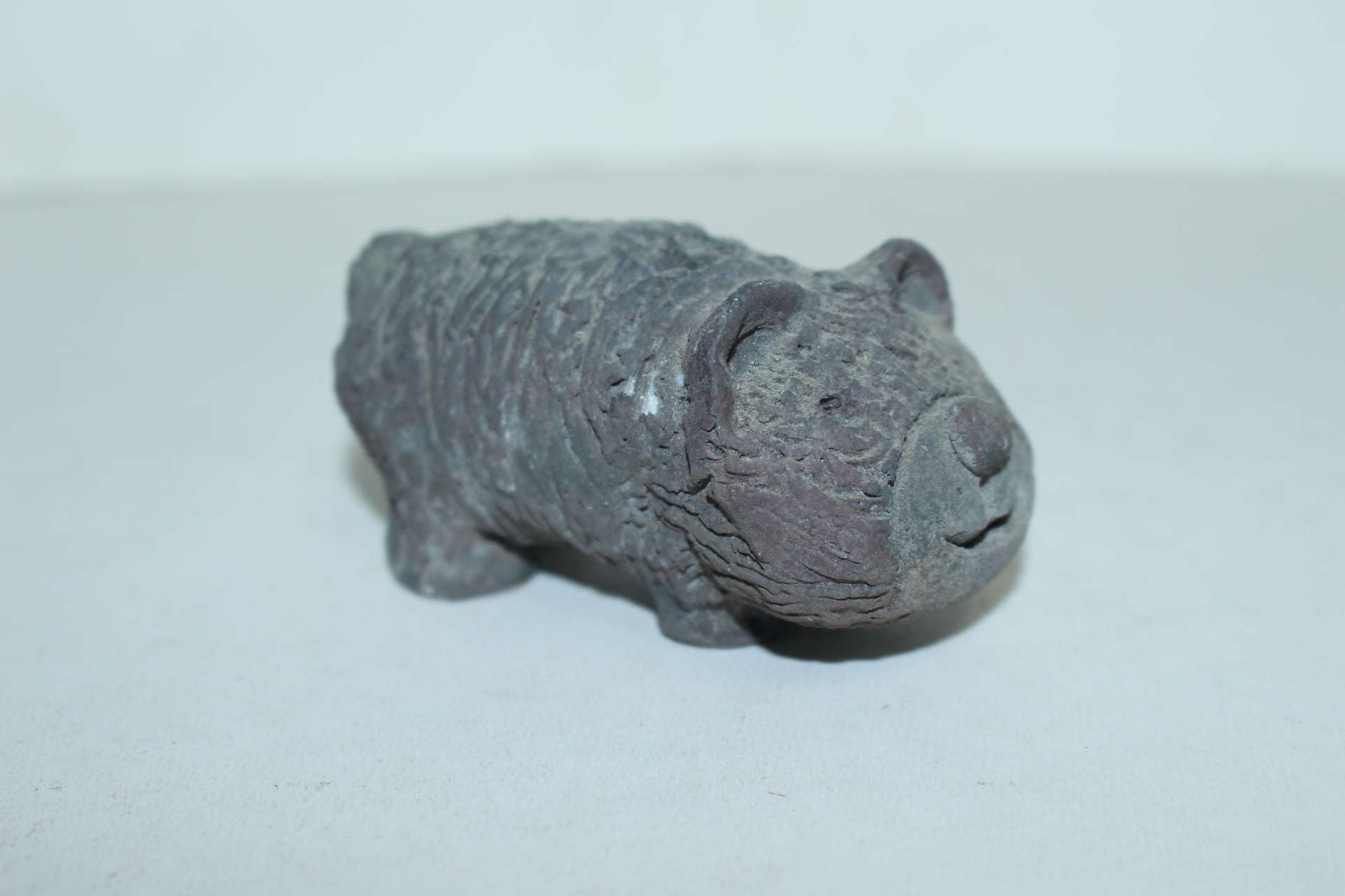 토기재질의 청자 돼지 조각상