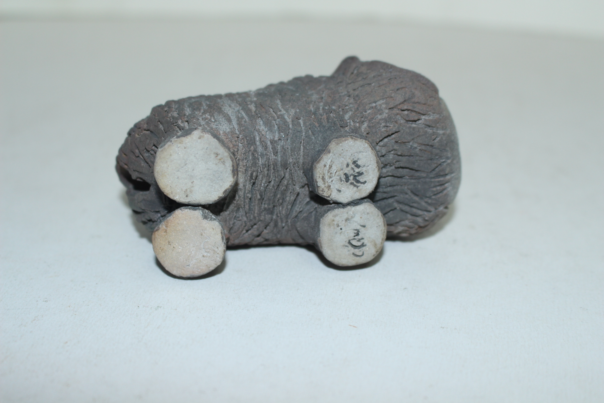 토기재질의 청자 돼지 조각상