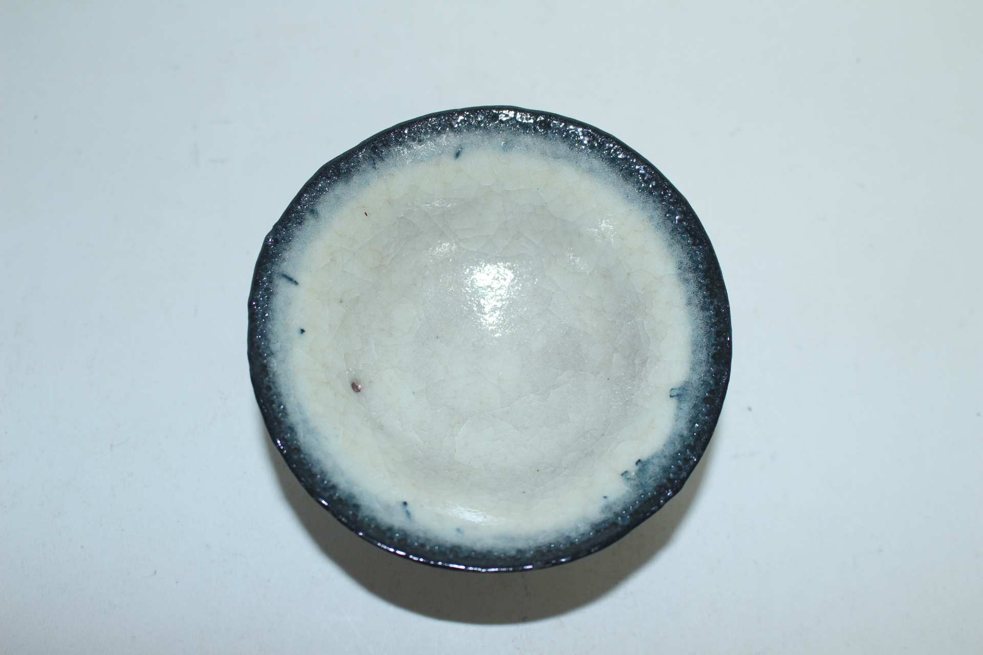 두꺼운 청자 굽다리 완