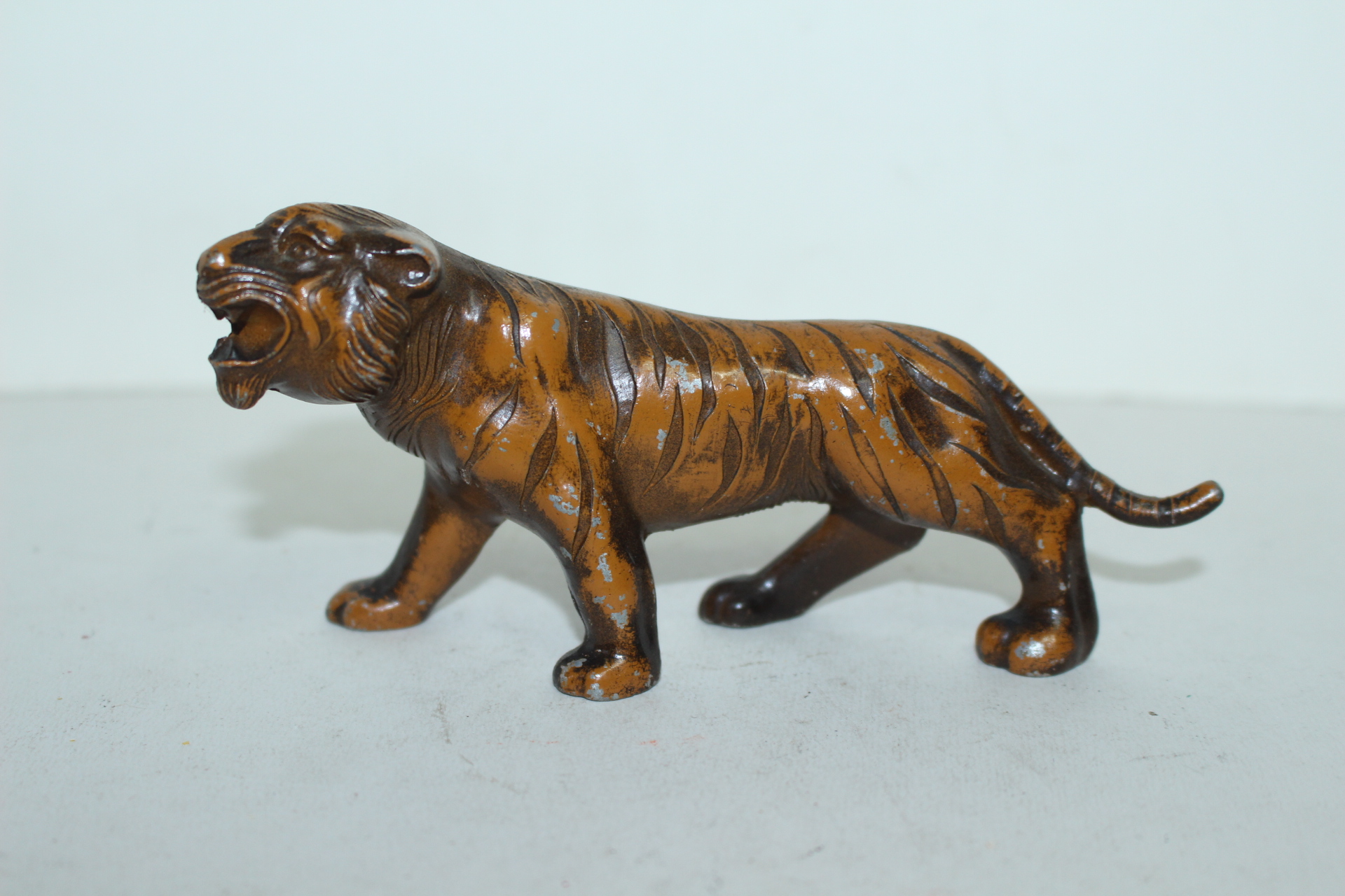 금속재질로된 호랑이 조각상