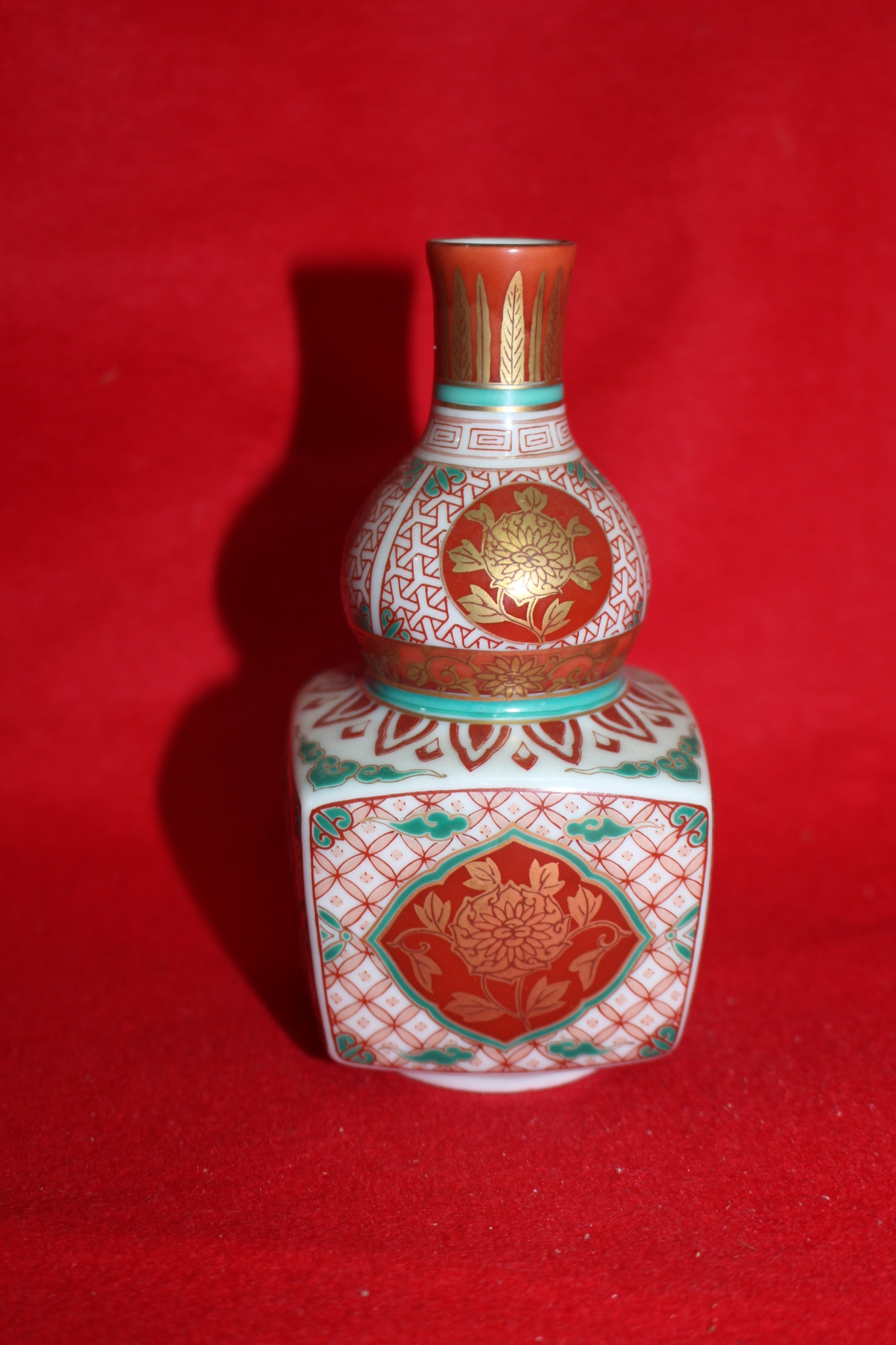 이마리 진사백자금채화문 사각호리형 호