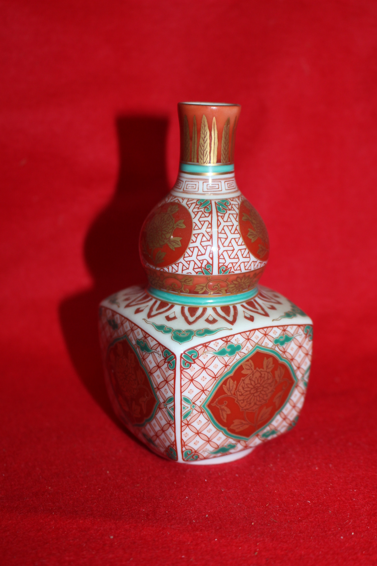 이마리 진사백자금채화문 사각호리형 호