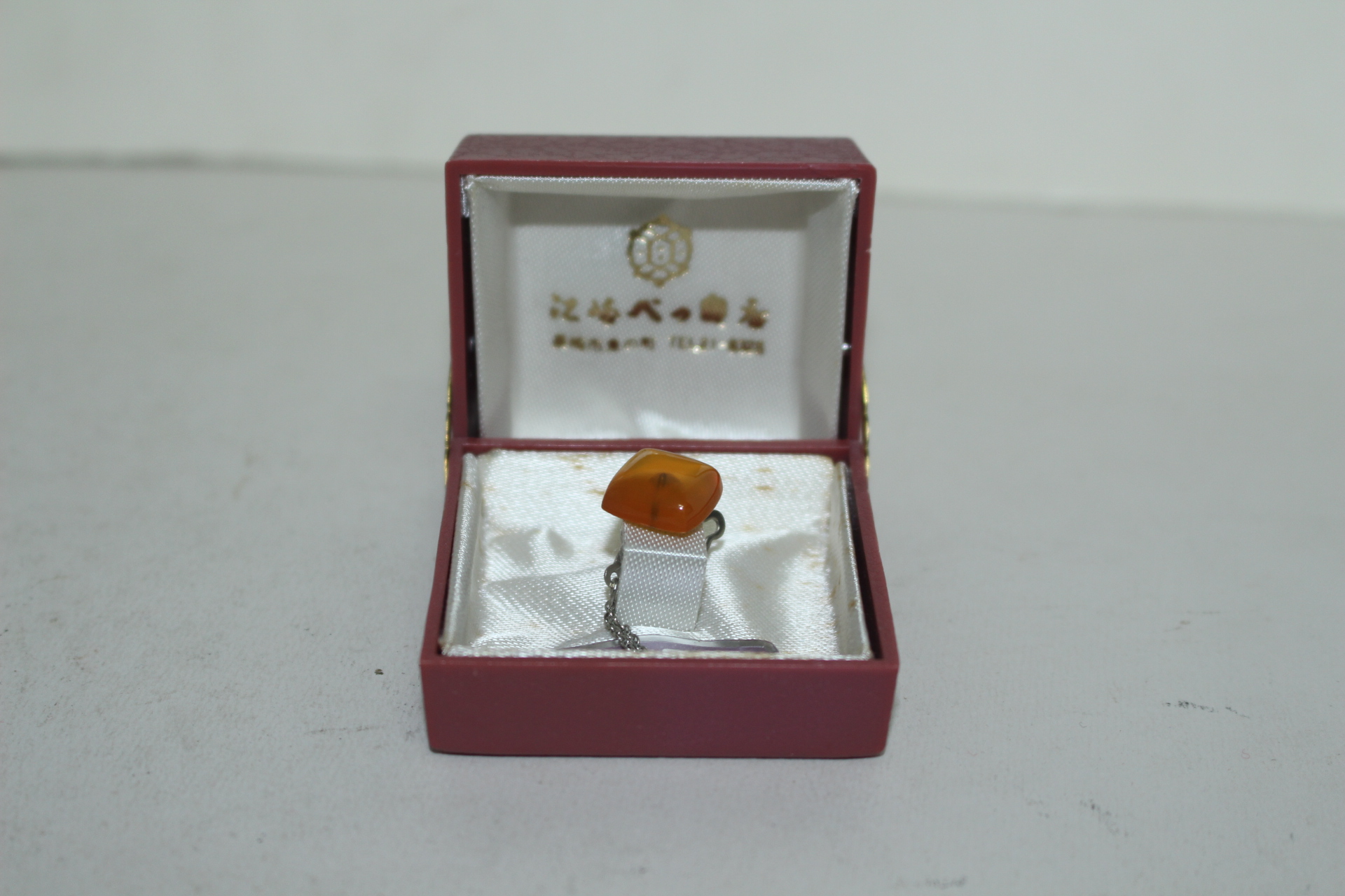 거북이 등껍질 데모로된 옷핀