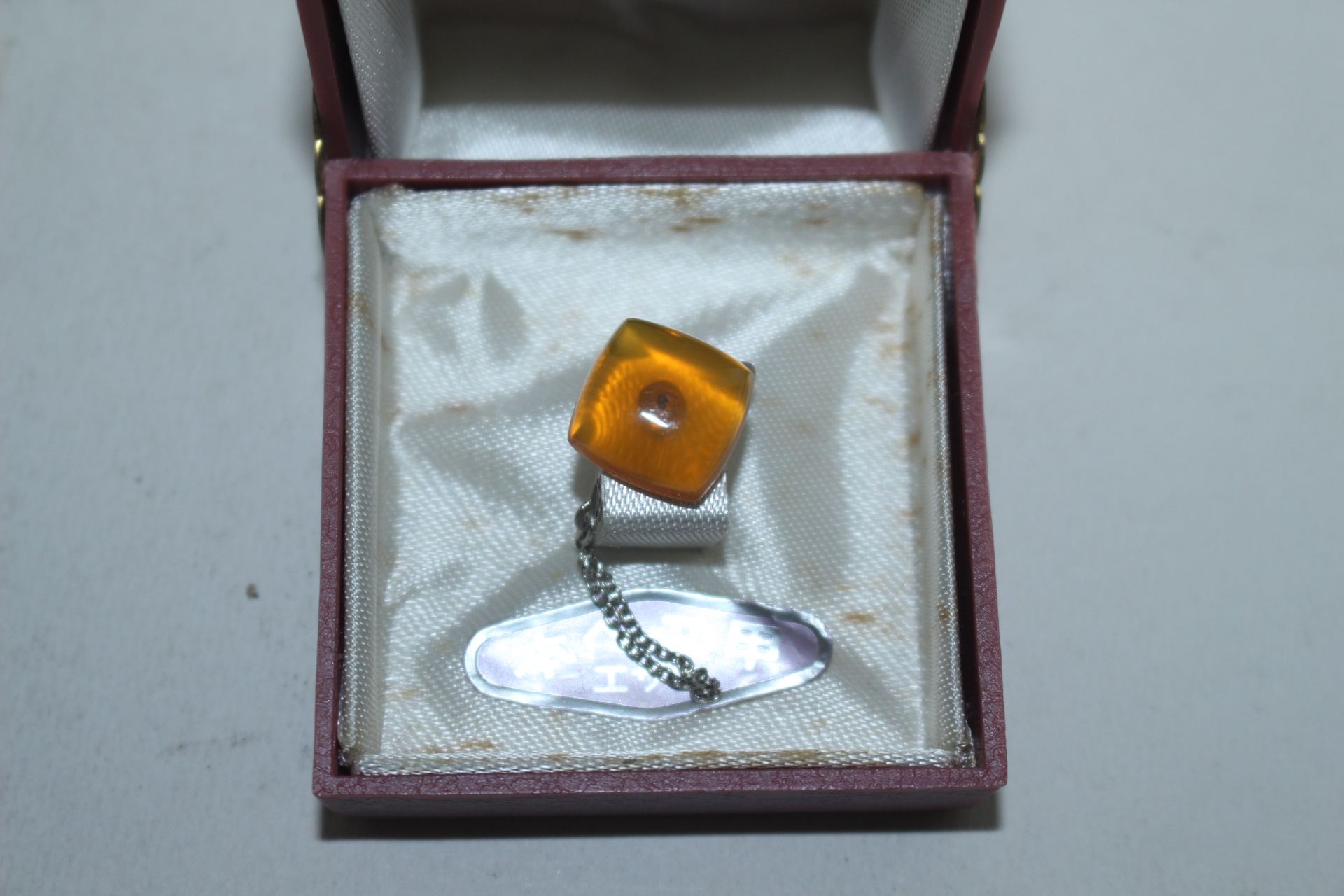 거북이 등껍질 데모로된 옷핀