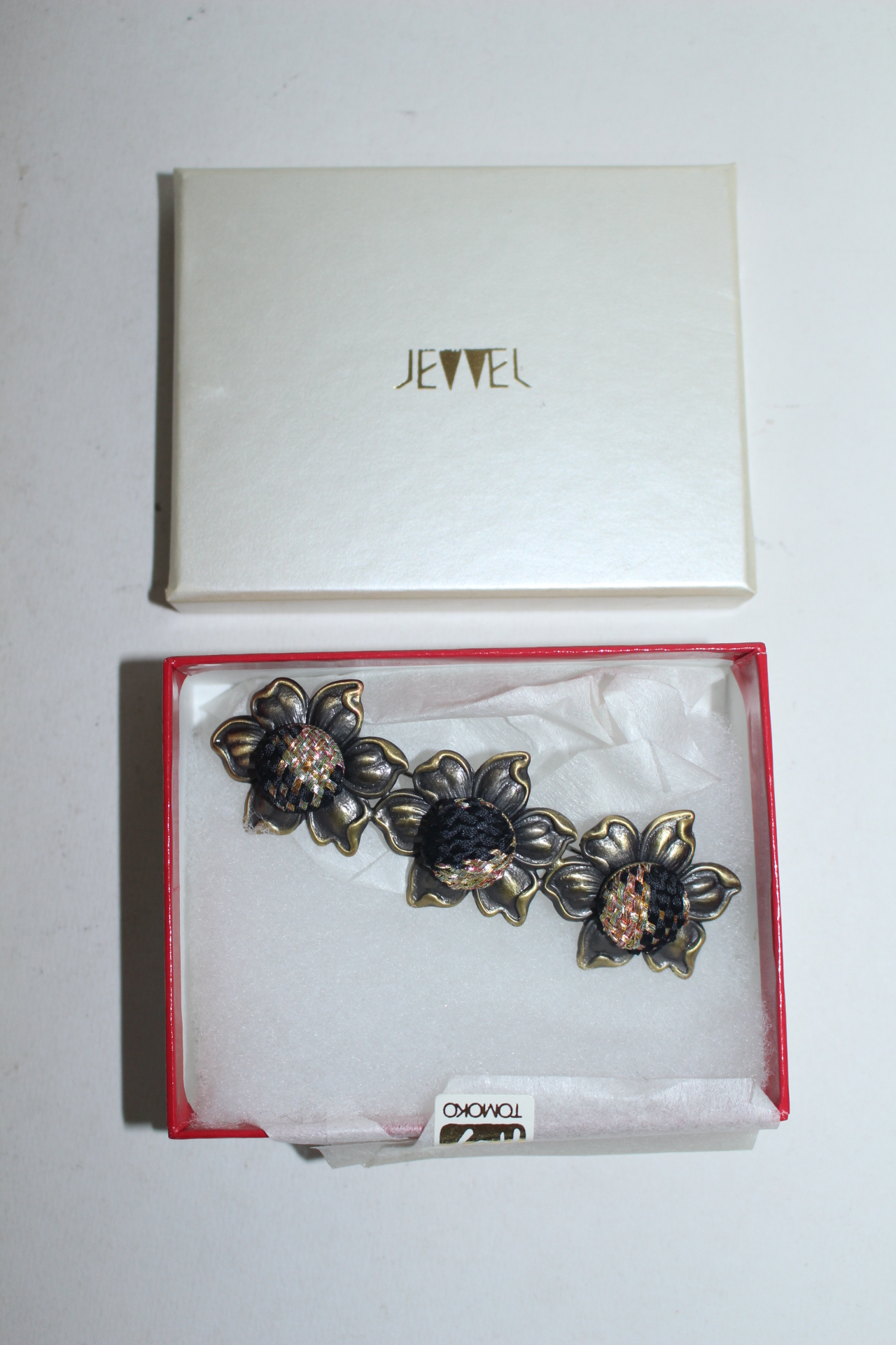 금속재질에 화문이 조각된 브롯지