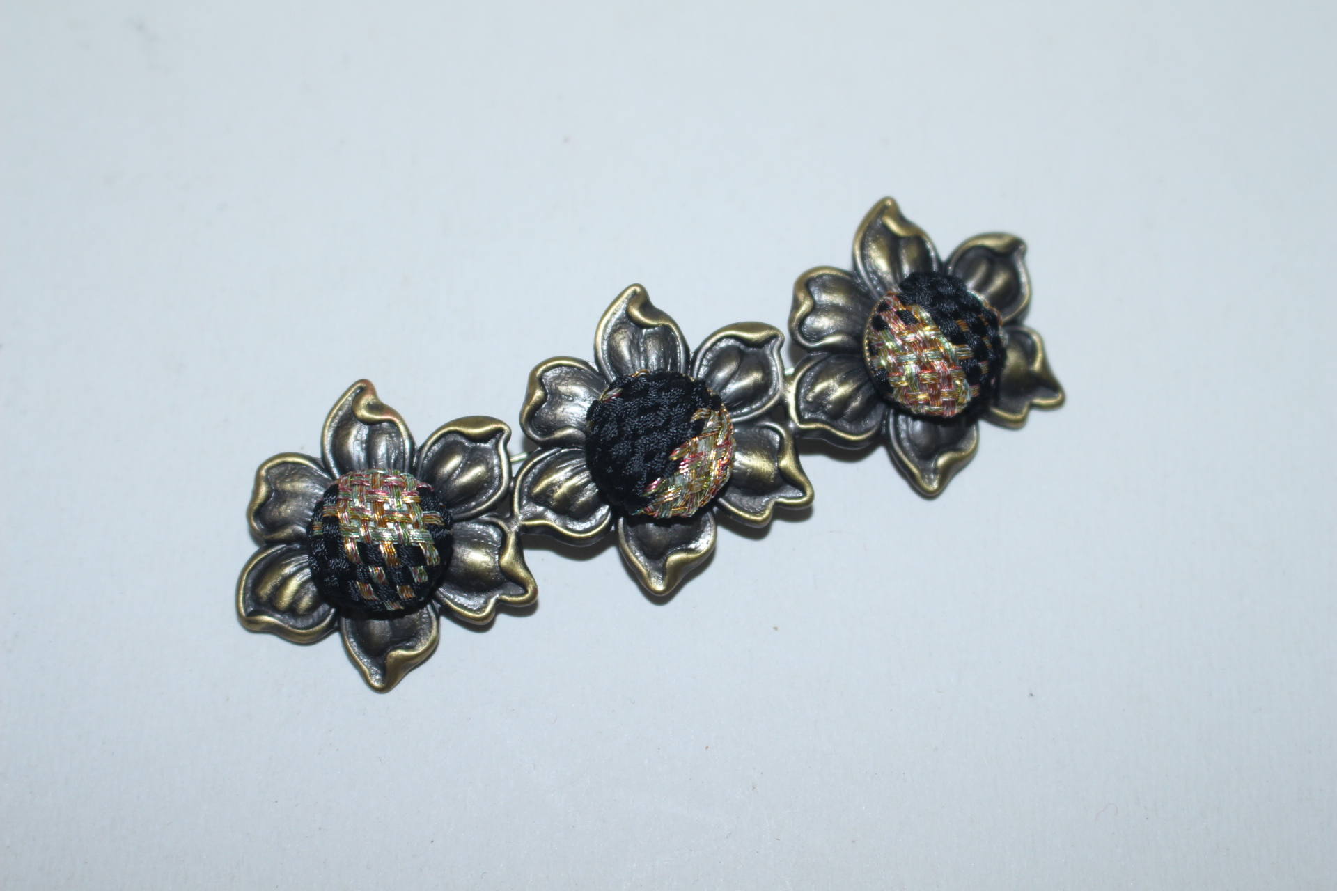 금속재질에 화문이 조각된 브롯지