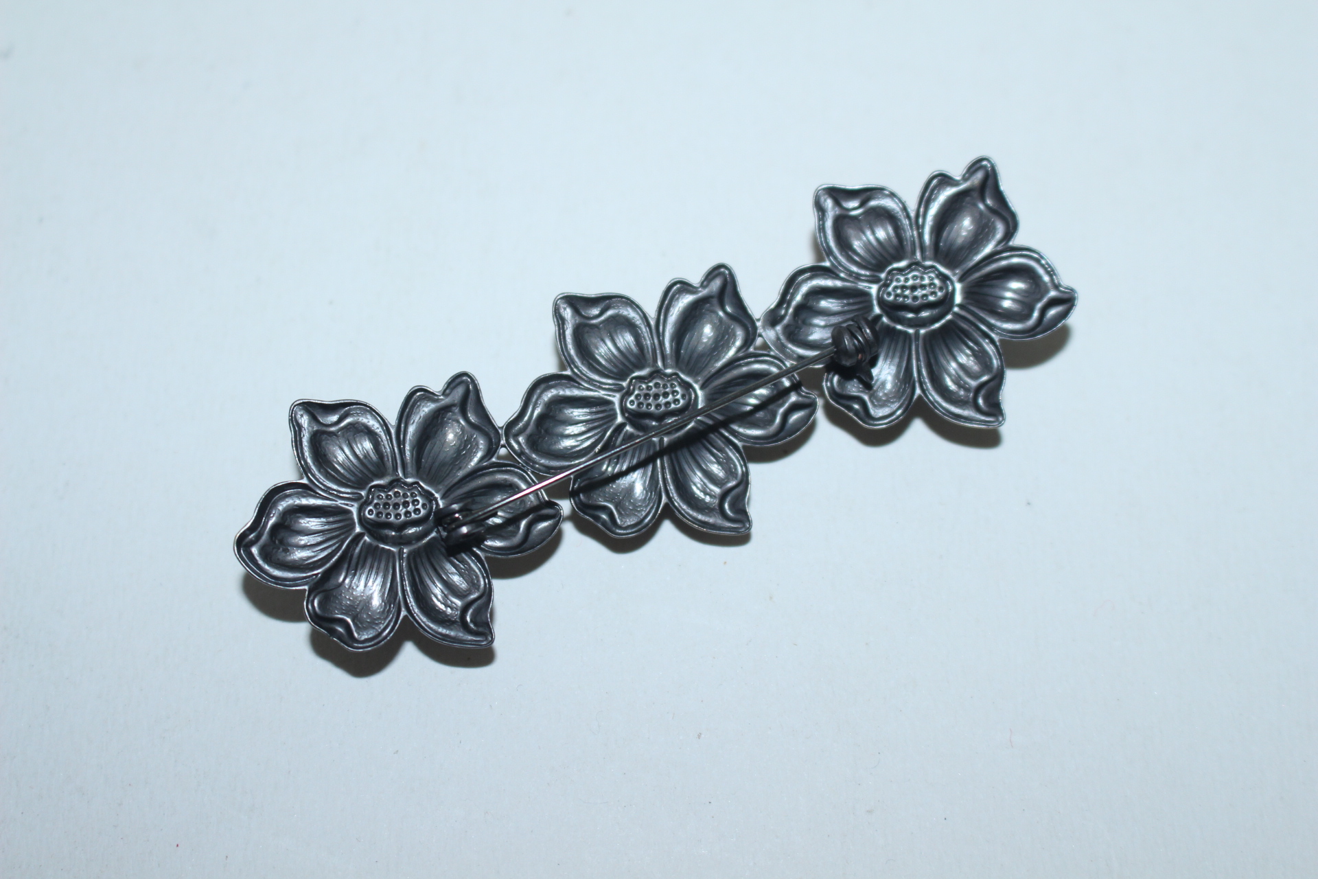 금속재질에 화문이 조각된 브롯지