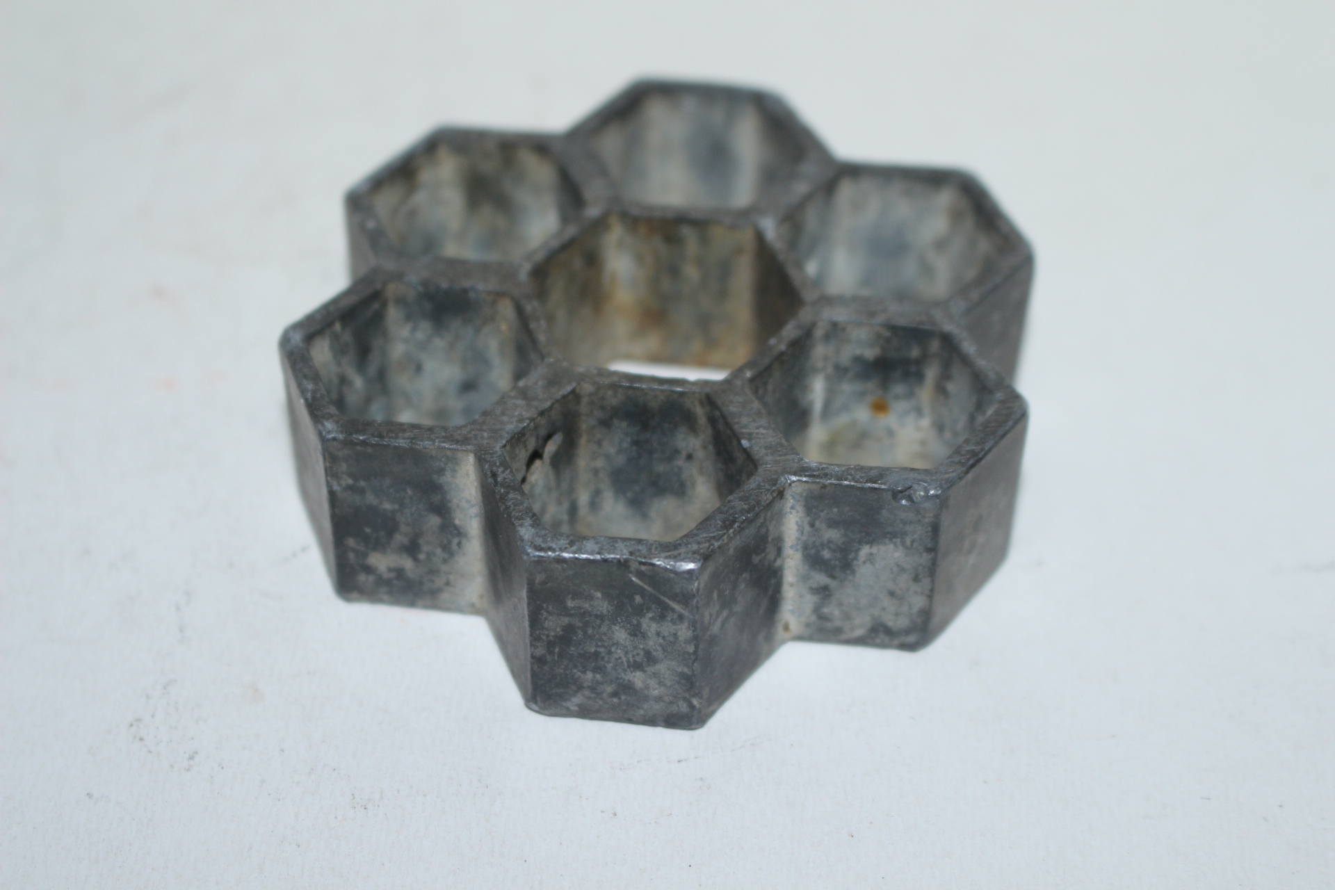 묵직한 금속재질로된 꽃꽂이용 받침