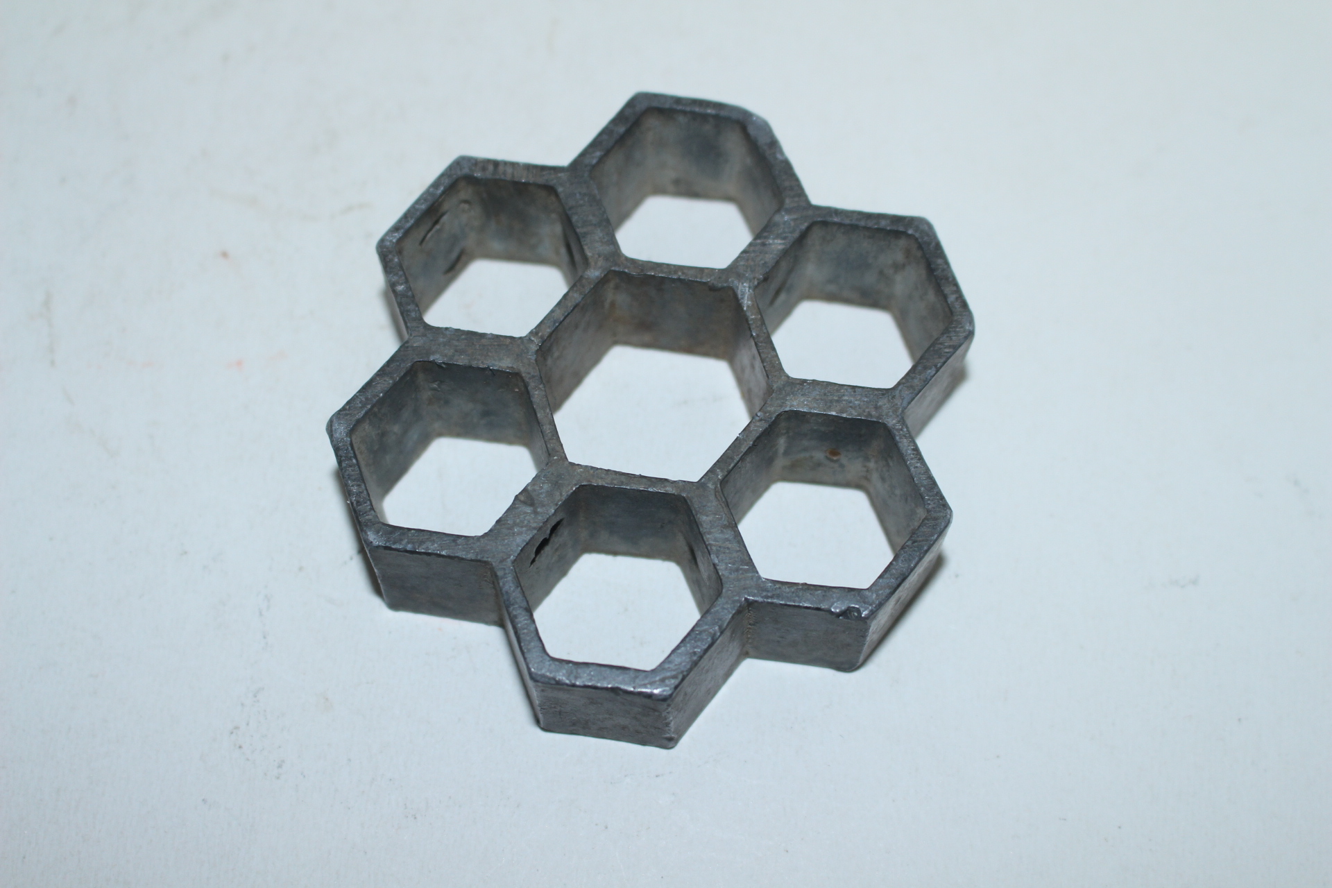 묵직한 금속재질로된 꽃꽂이용 받침