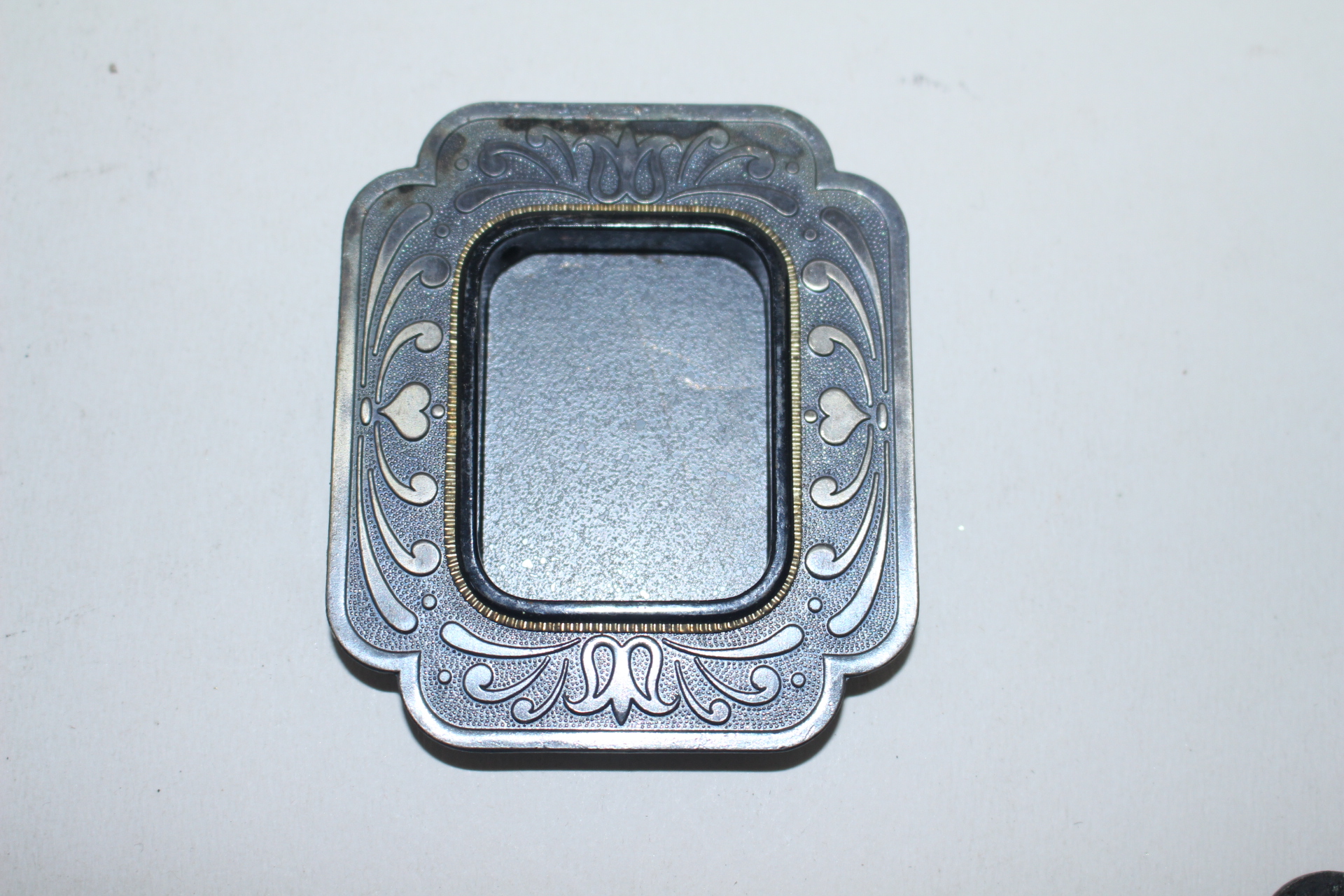 금속재질에 화문이조각된 문손잡이 2점