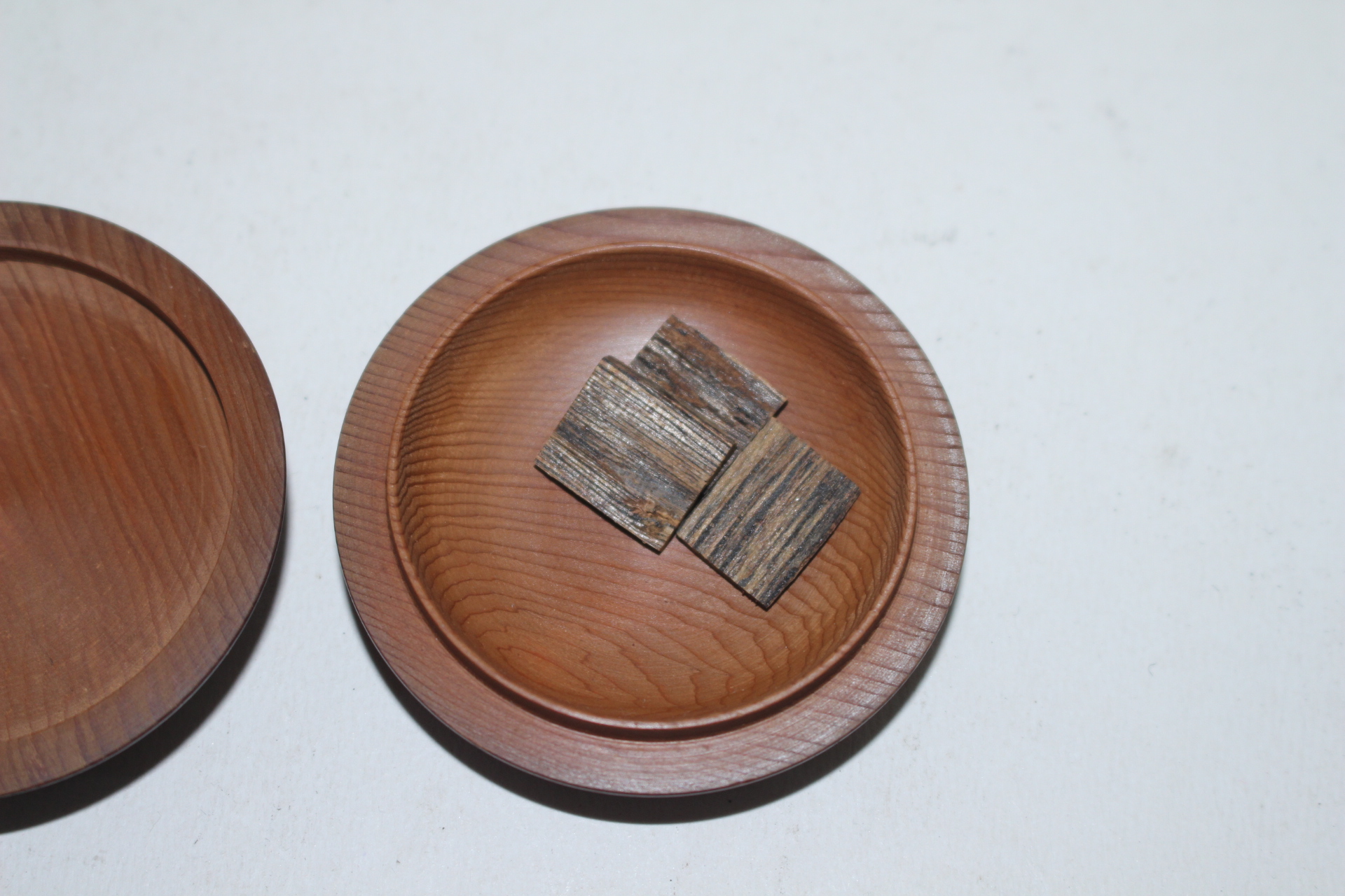 연대가좋은 나무로된 향합