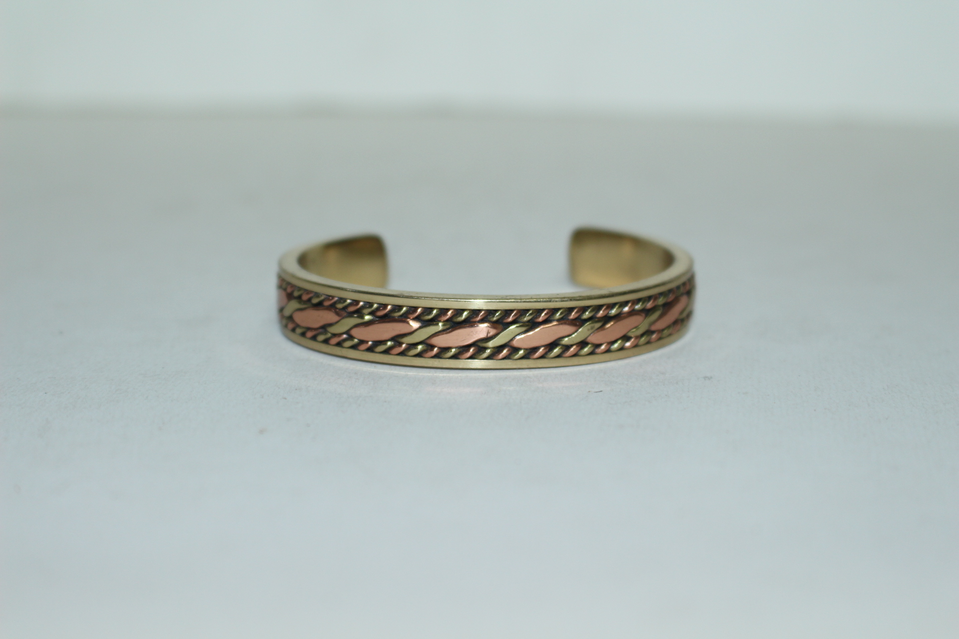 묵직한 청동으로된 팔찌