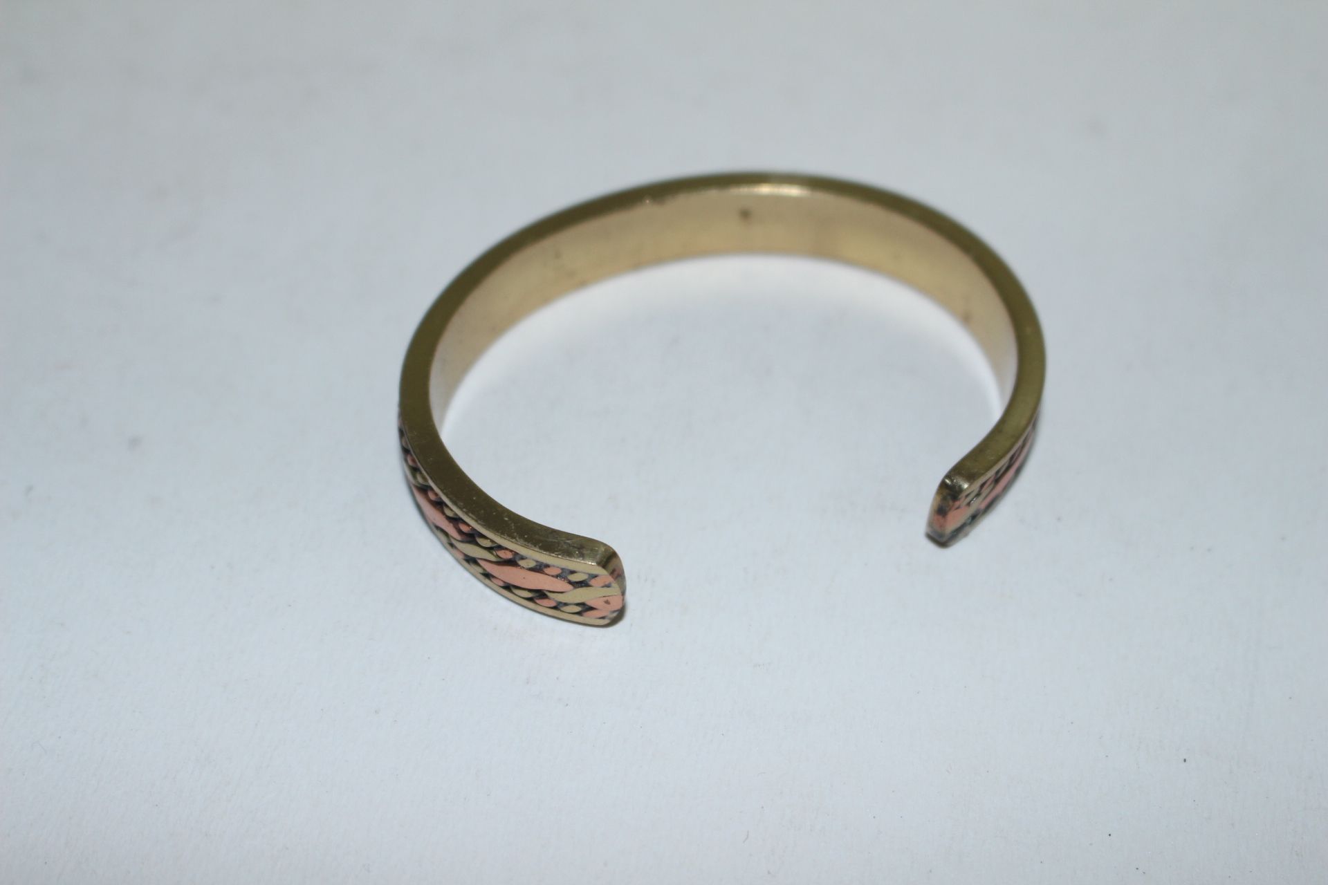 묵직한 청동으로된 팔찌