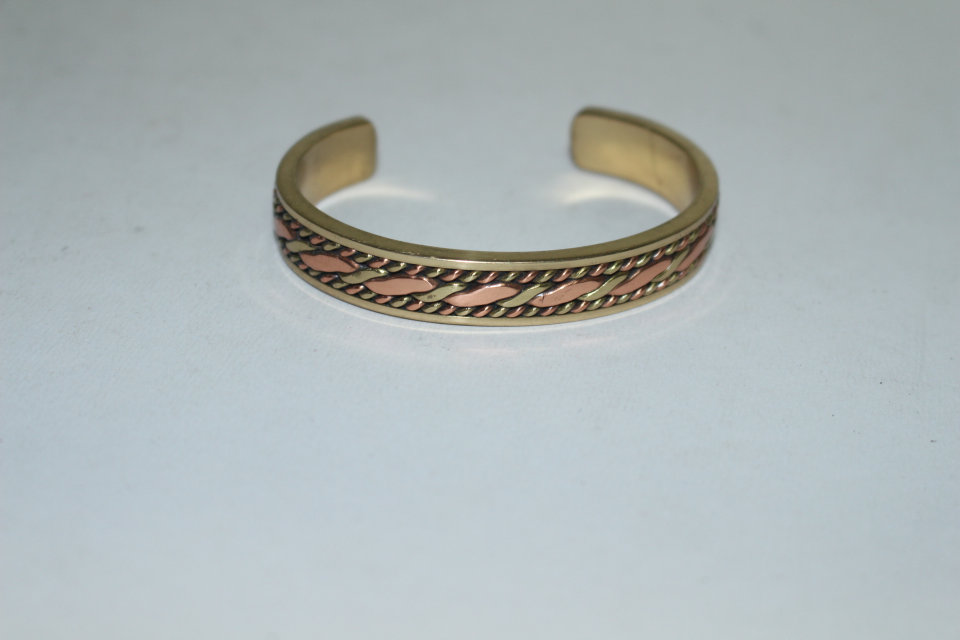 묵직한 청동으로된 팔찌