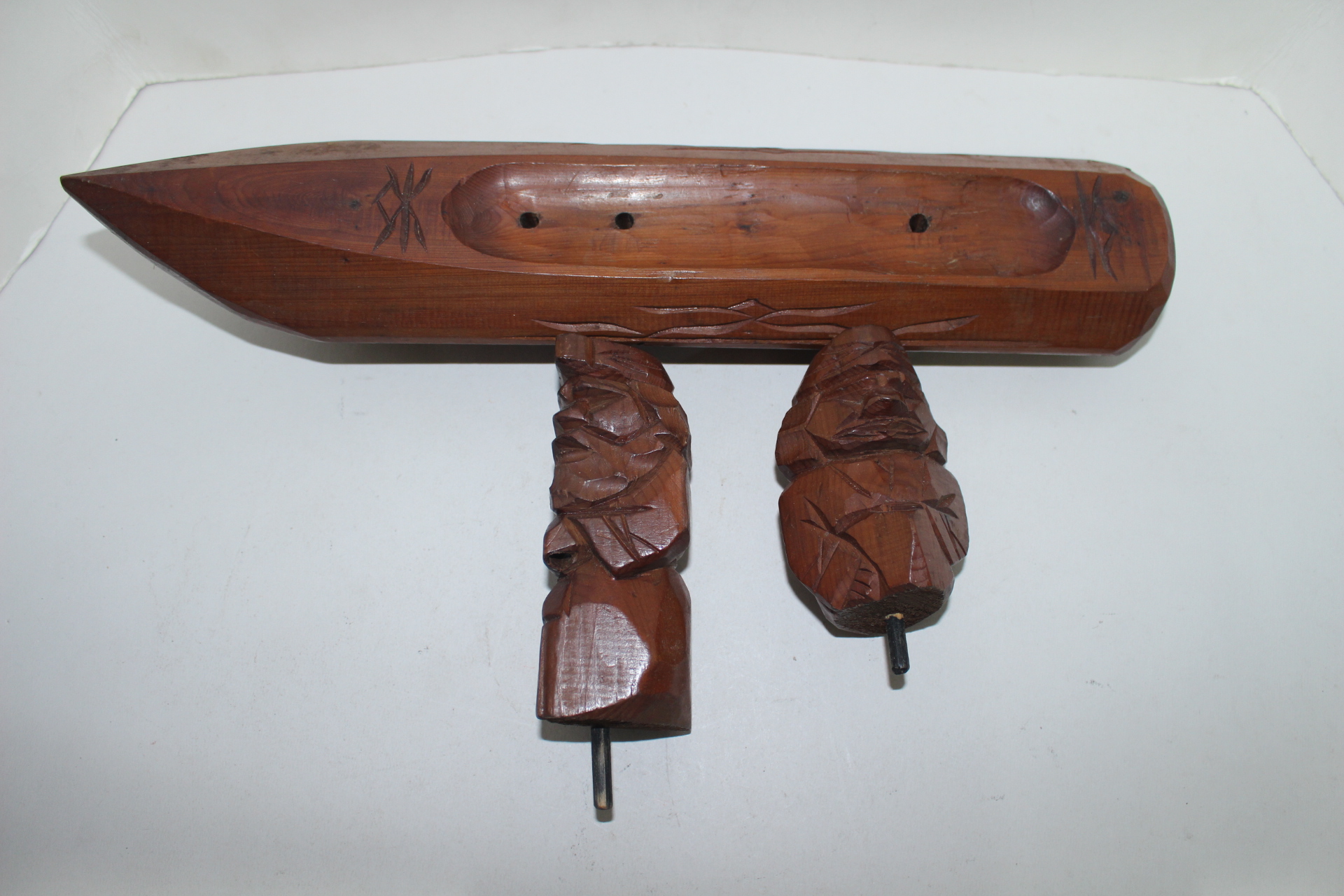 원목나무에 조각된 배탄 복신조각상