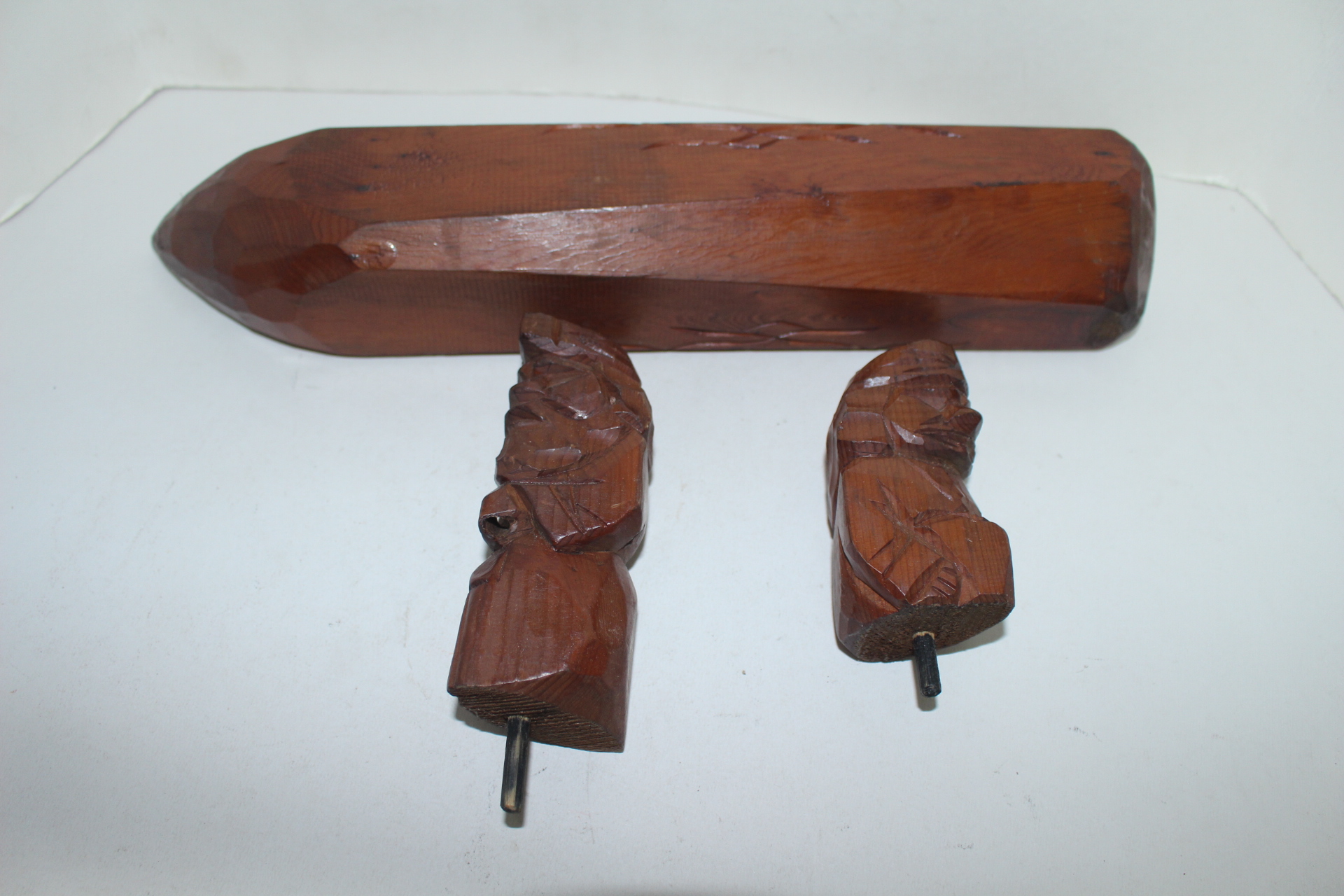 원목나무에 조각된 배탄 복신조각상