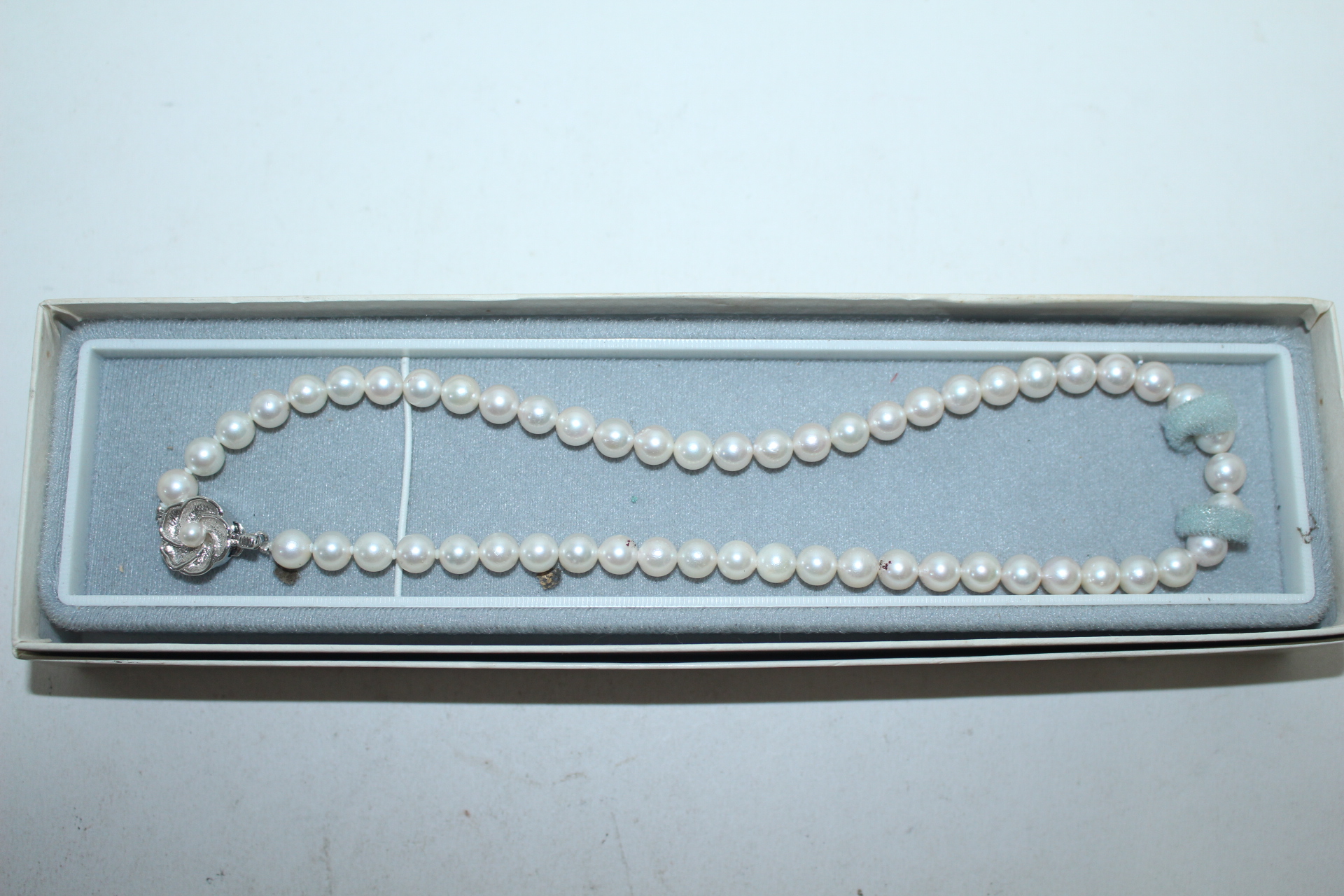 천연진주에 순은으로된 화문이음새가 있는 목걸이