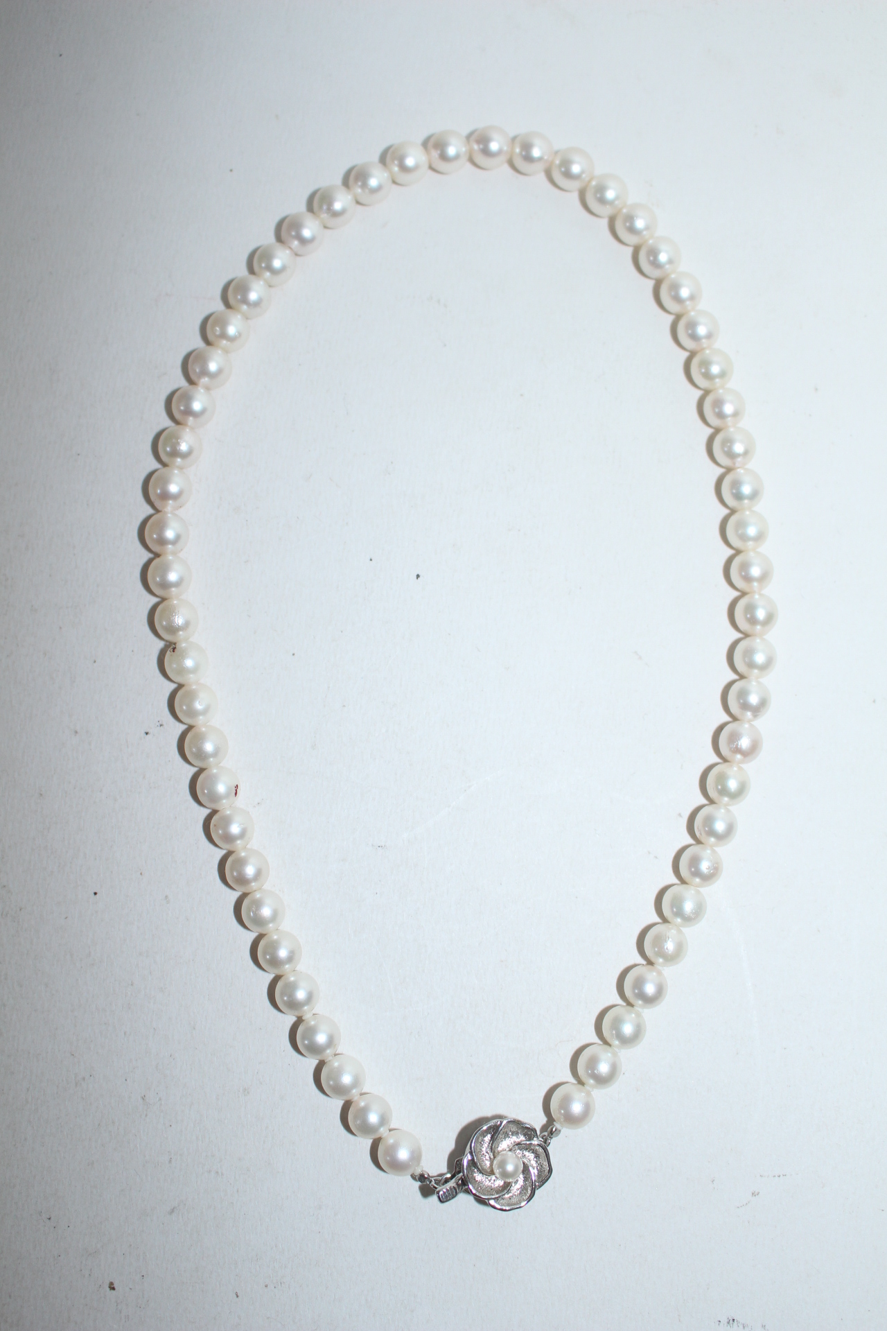 천연진주에 순은으로된 화문이음새가 있는 목걸이