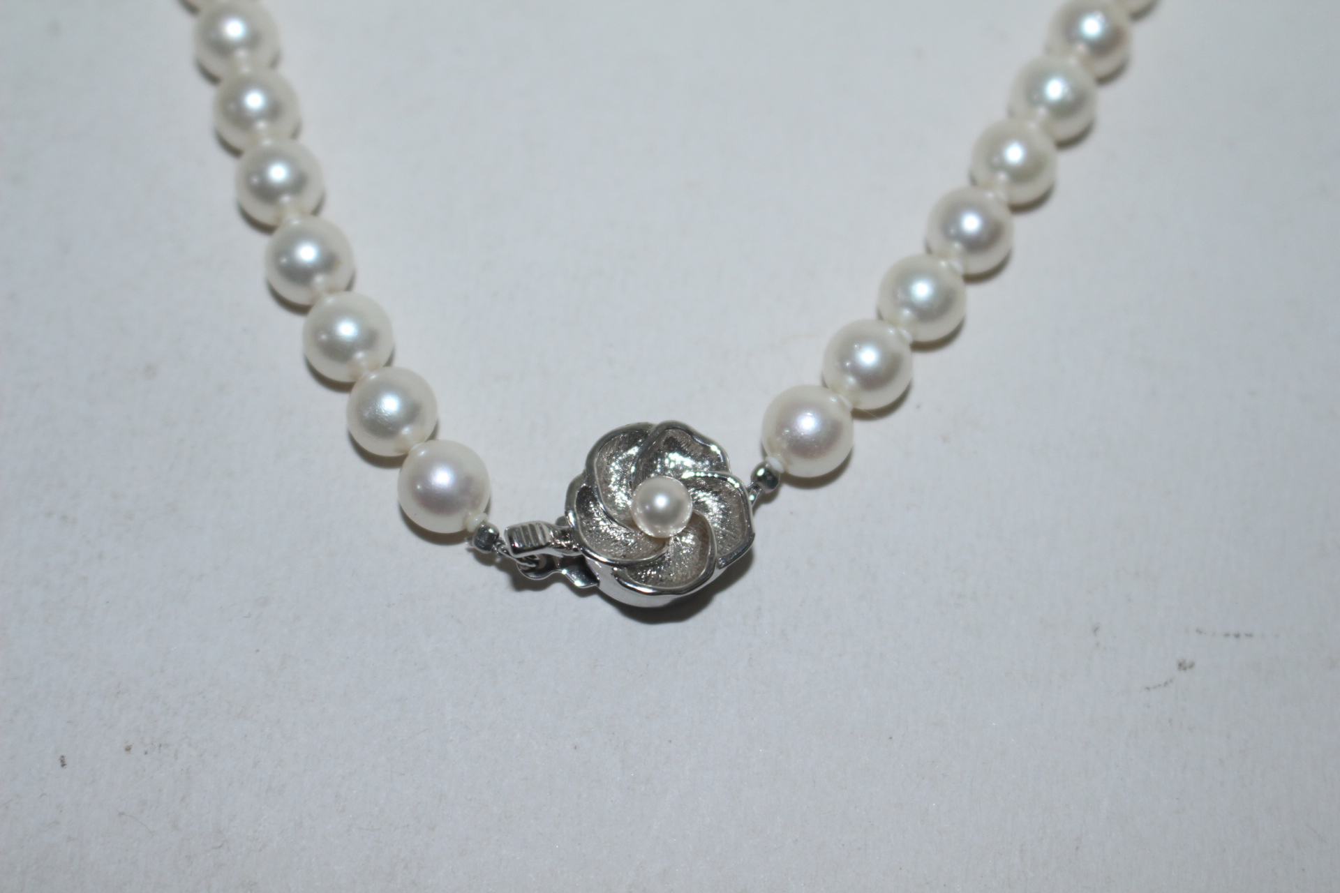 천연진주에 순은으로된 화문이음새가 있는 목걸이
