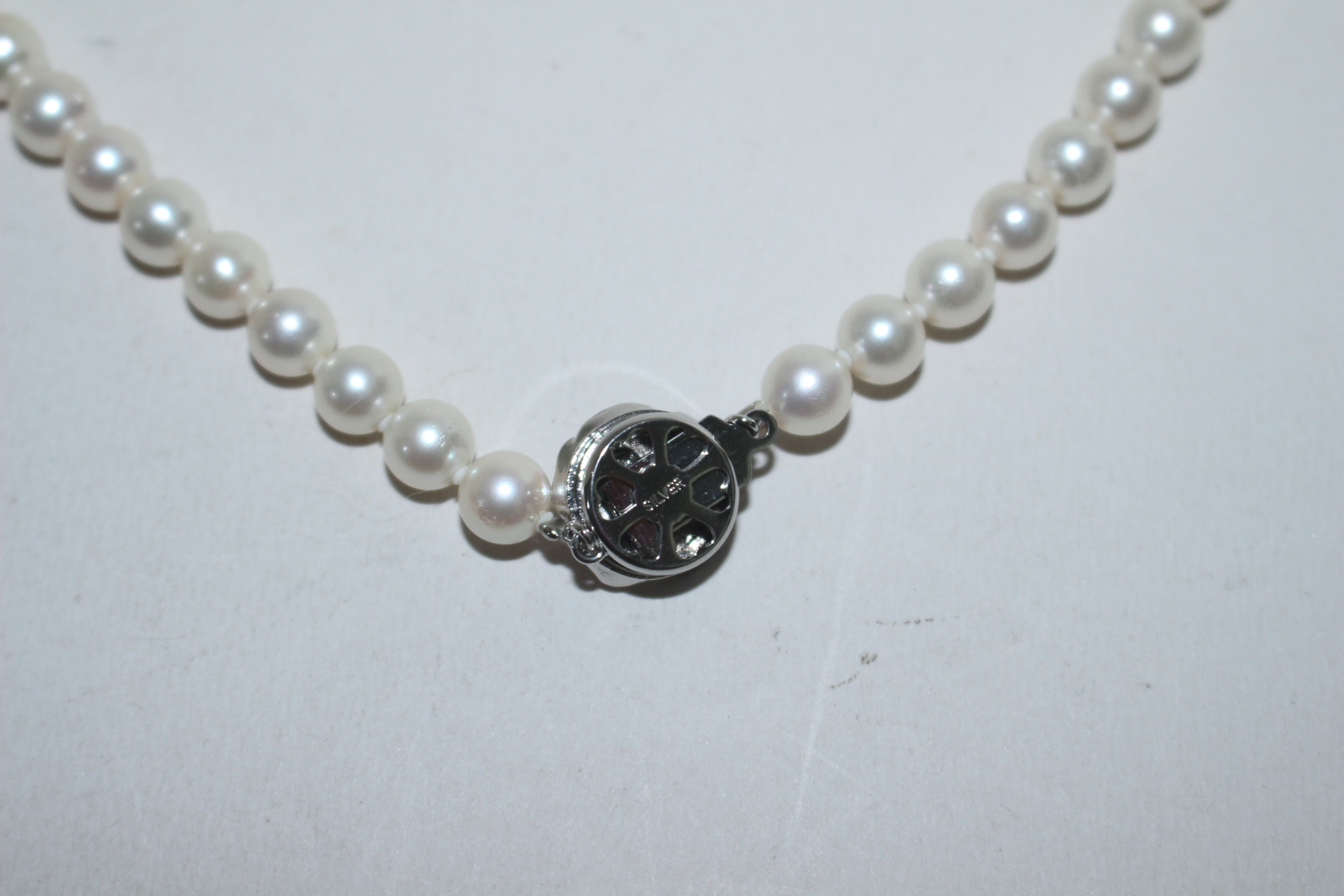 천연진주에 순은으로된 화문이음새가 있는 목걸이