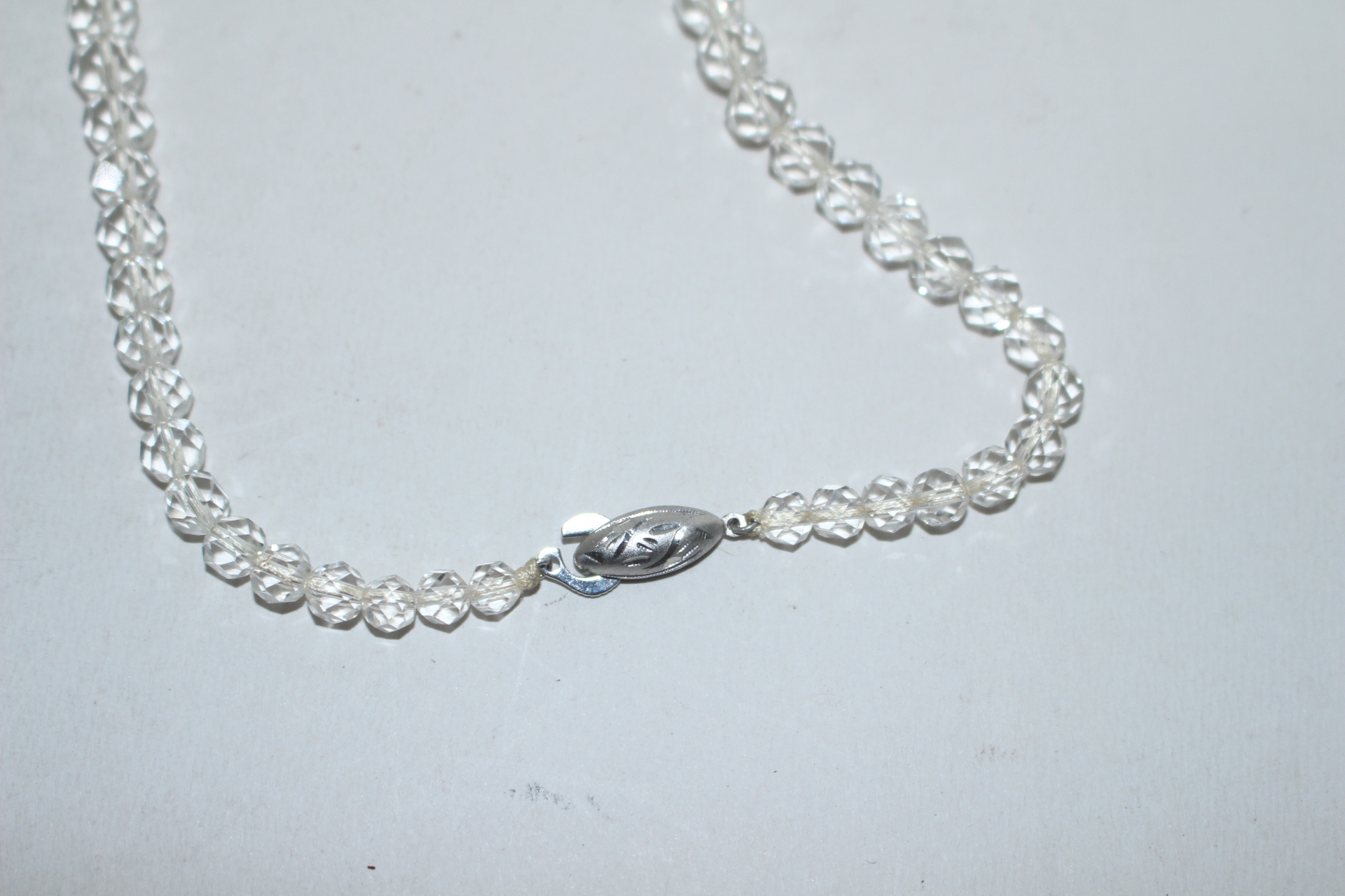 천연 수정에 순은화문이음새가 있는 목걸이