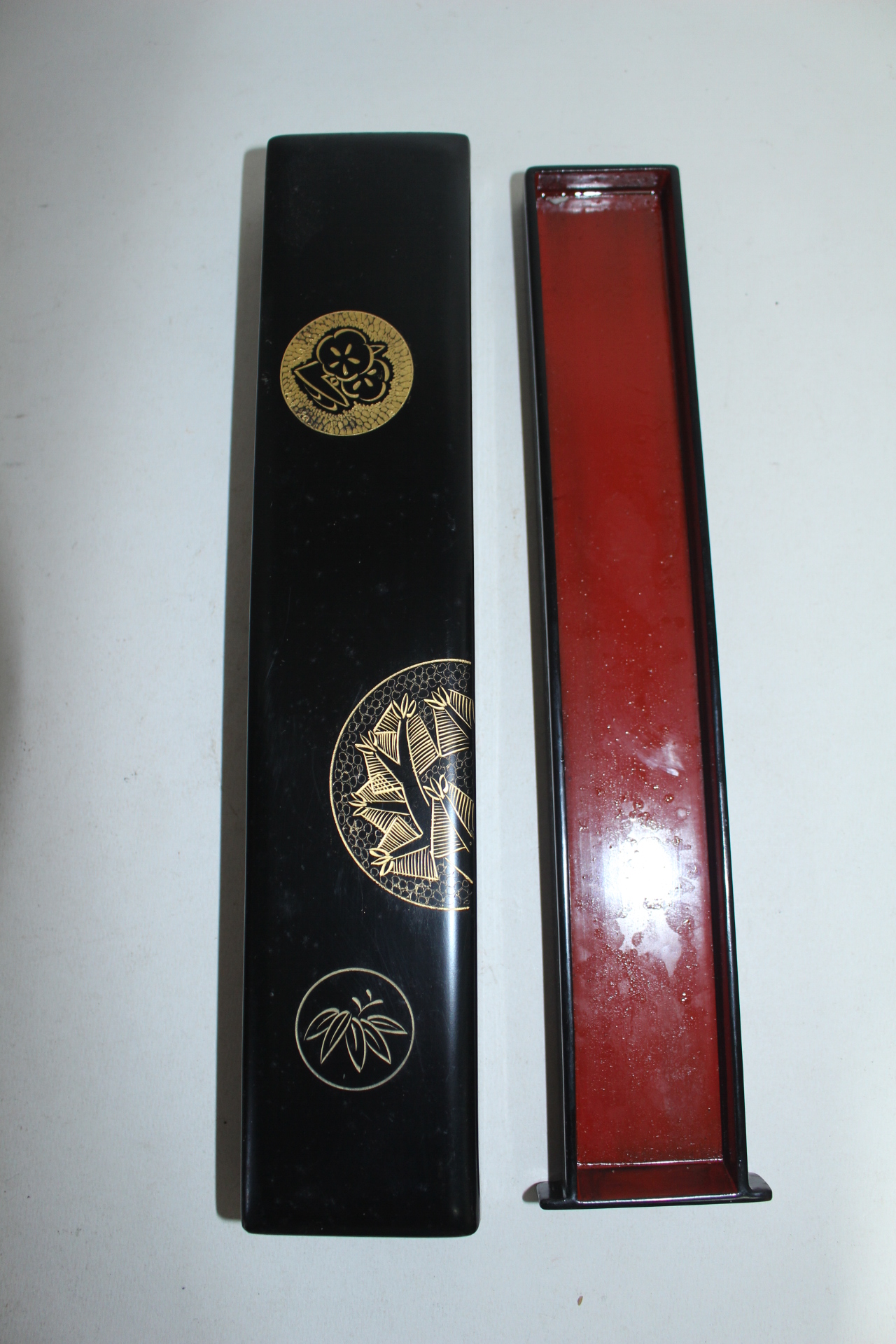 나무에 옷칠후 금채화문된 소형서랍함