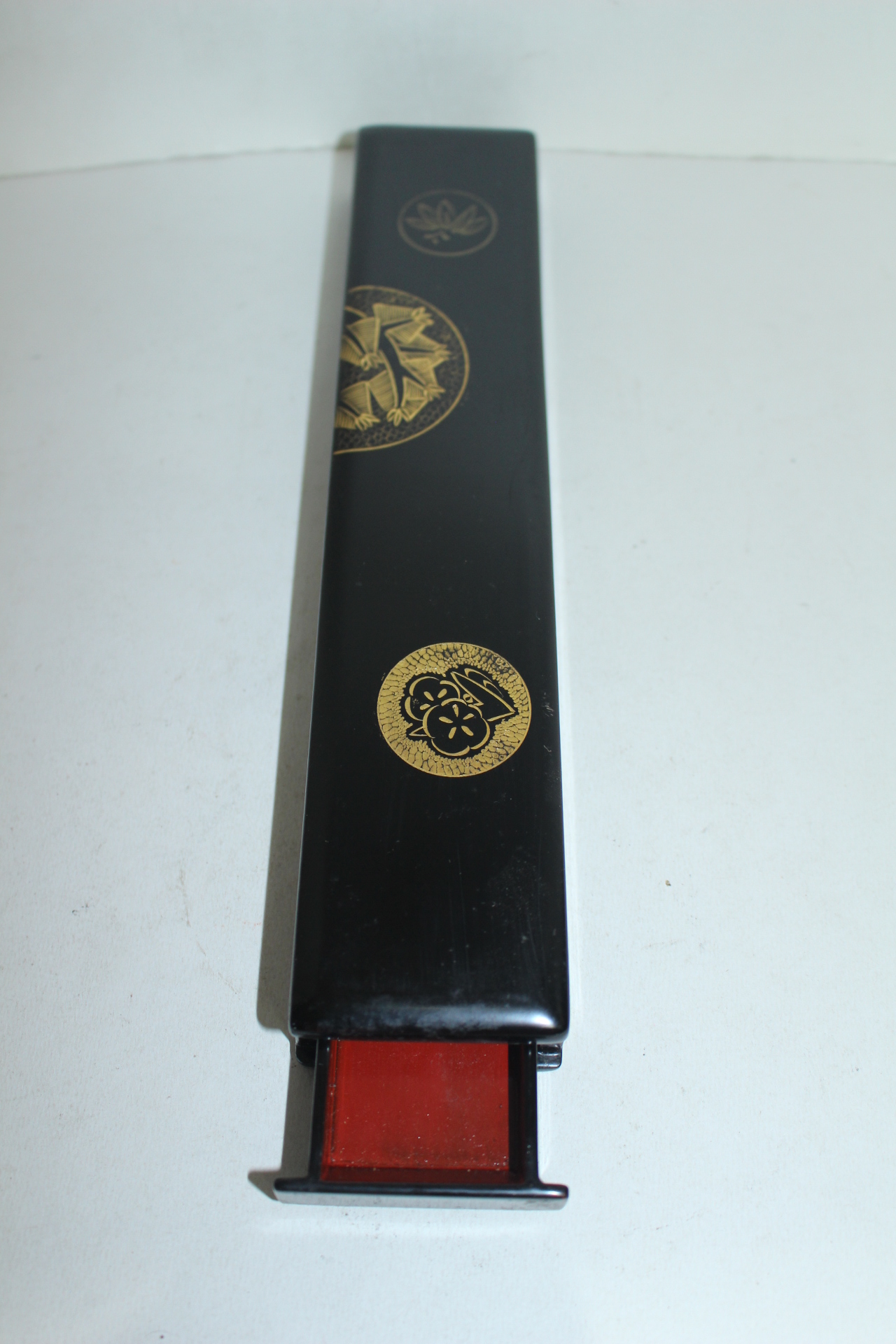 나무에 옷칠후 금채화문된 소형서랍함