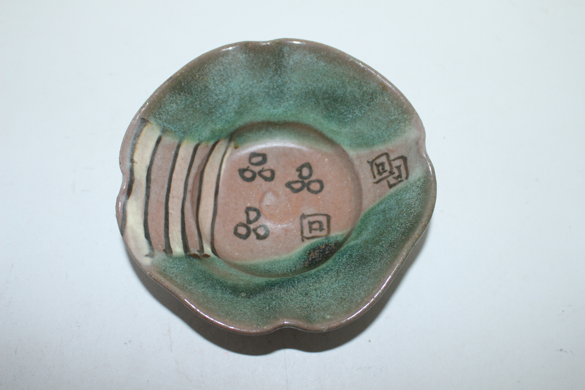 청자 청화채철화화문 화형완