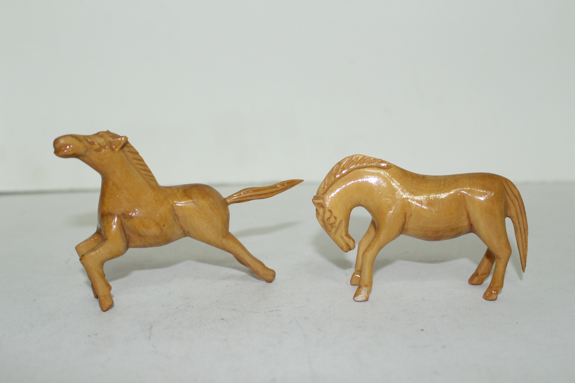 나무를 통으로 조각한 말 조각상 2점