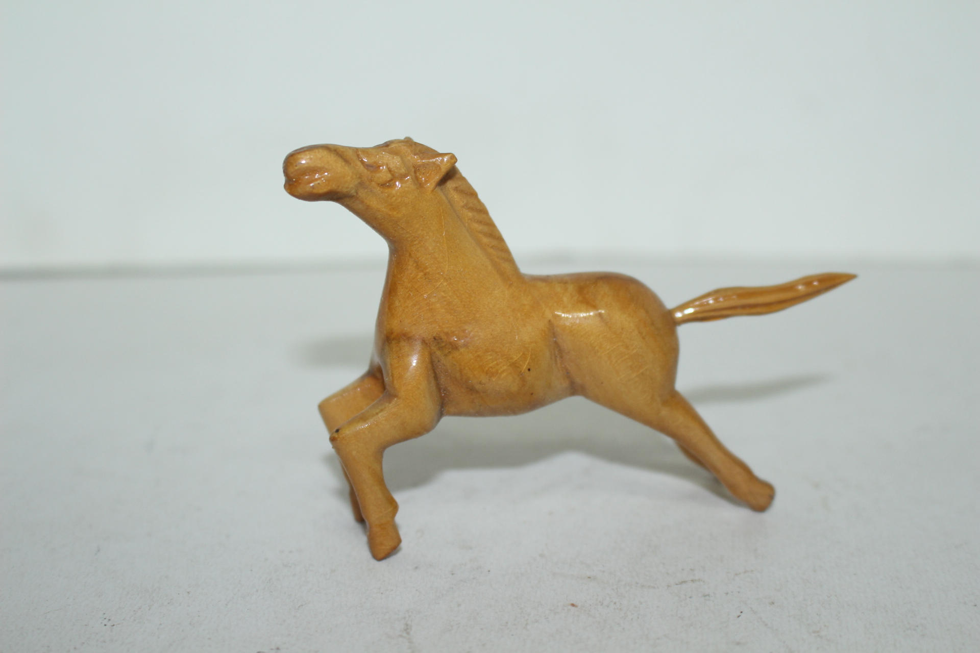 나무를 통으로 조각한 말 조각상 2점