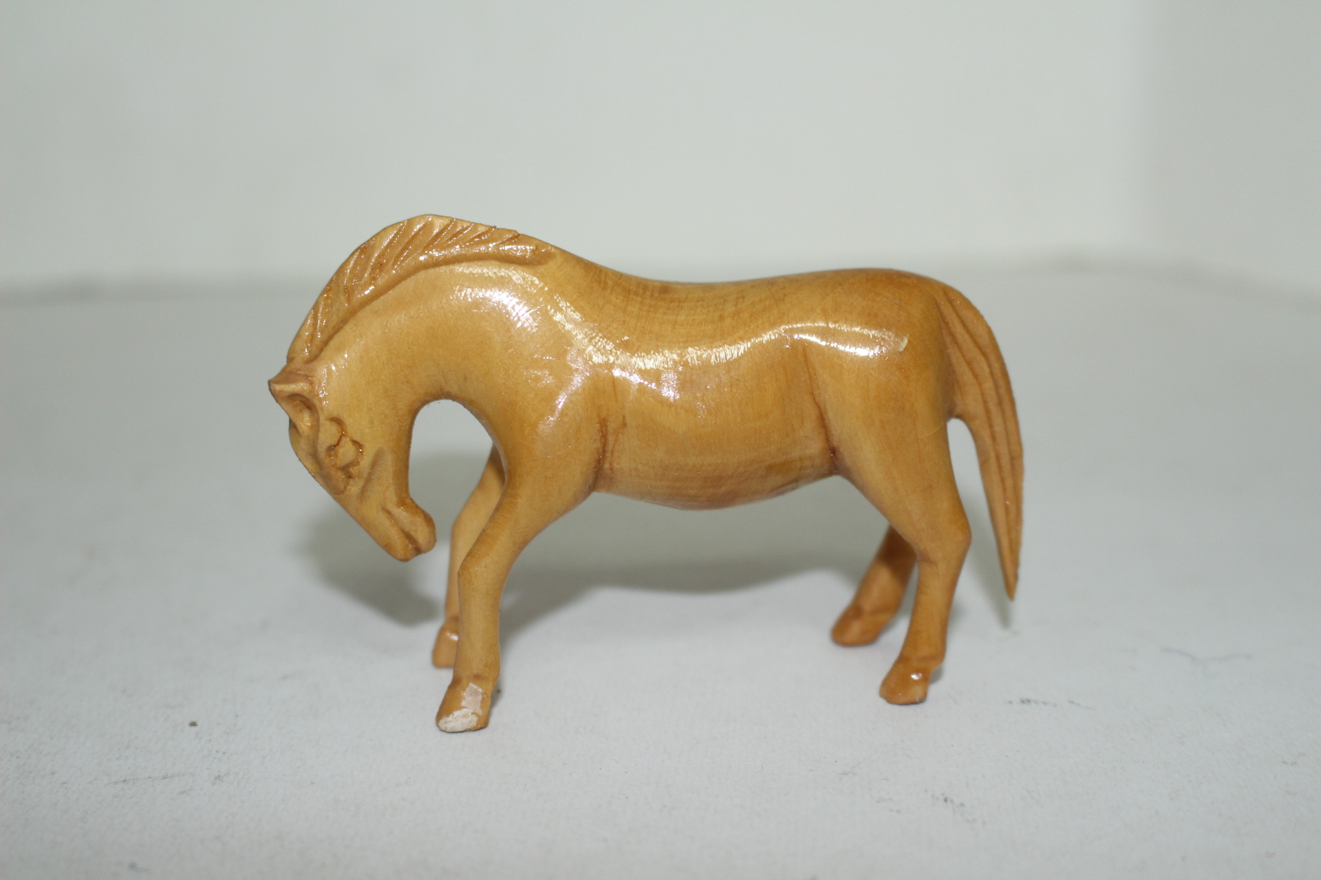 나무를 통으로 조각한 말 조각상 2점