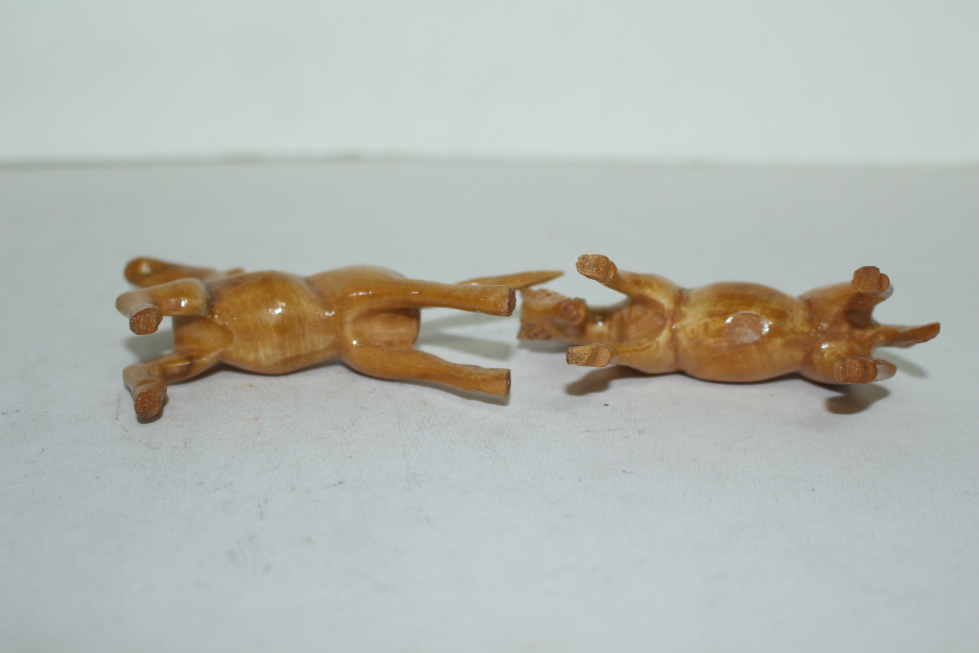 나무를 통으로 조각한 말 조각상 2점