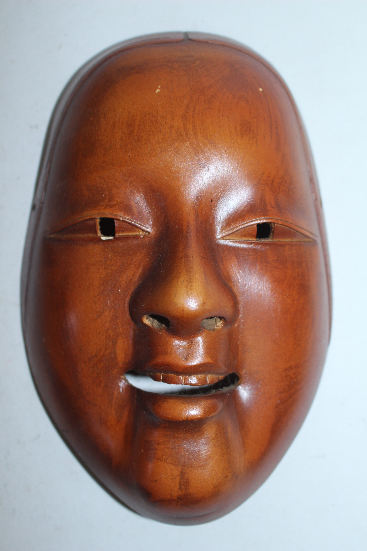 원목나무를 통으로 조각한 탈