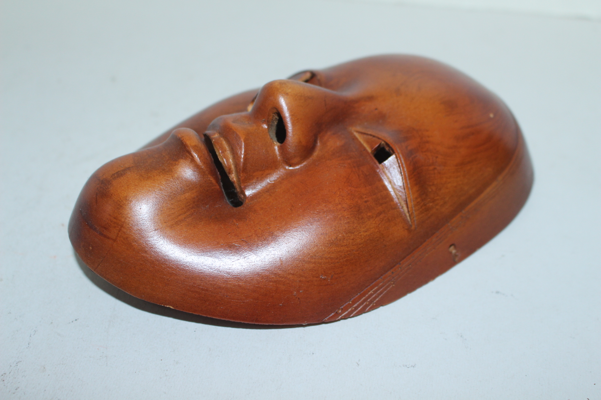 원목나무를 통으로 조각한 탈