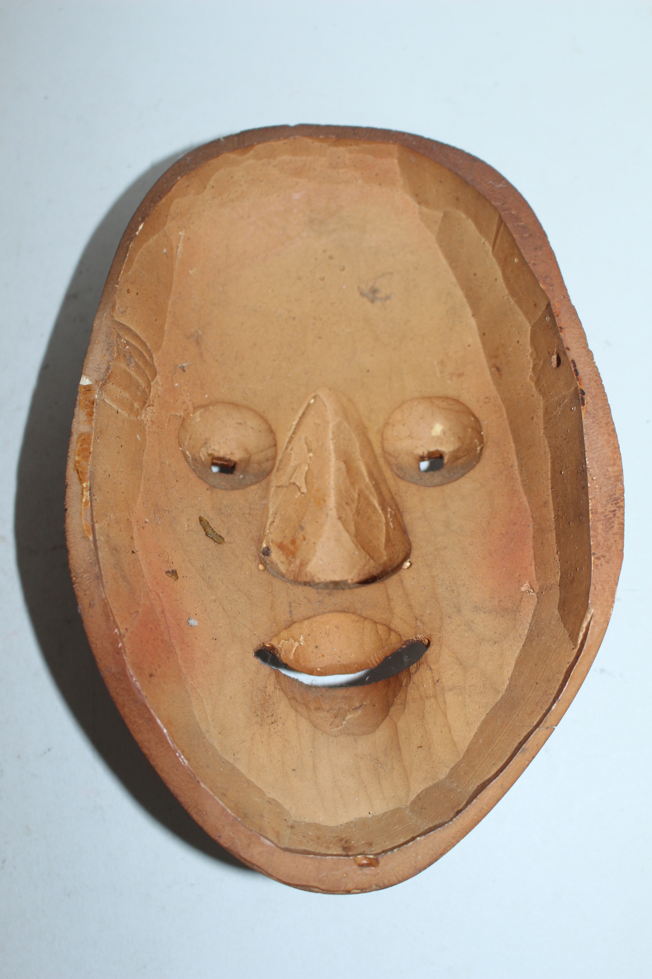 원목나무를 통으로 조각한 탈