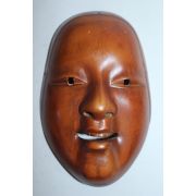 원목나무를 통으로 조각한 탈