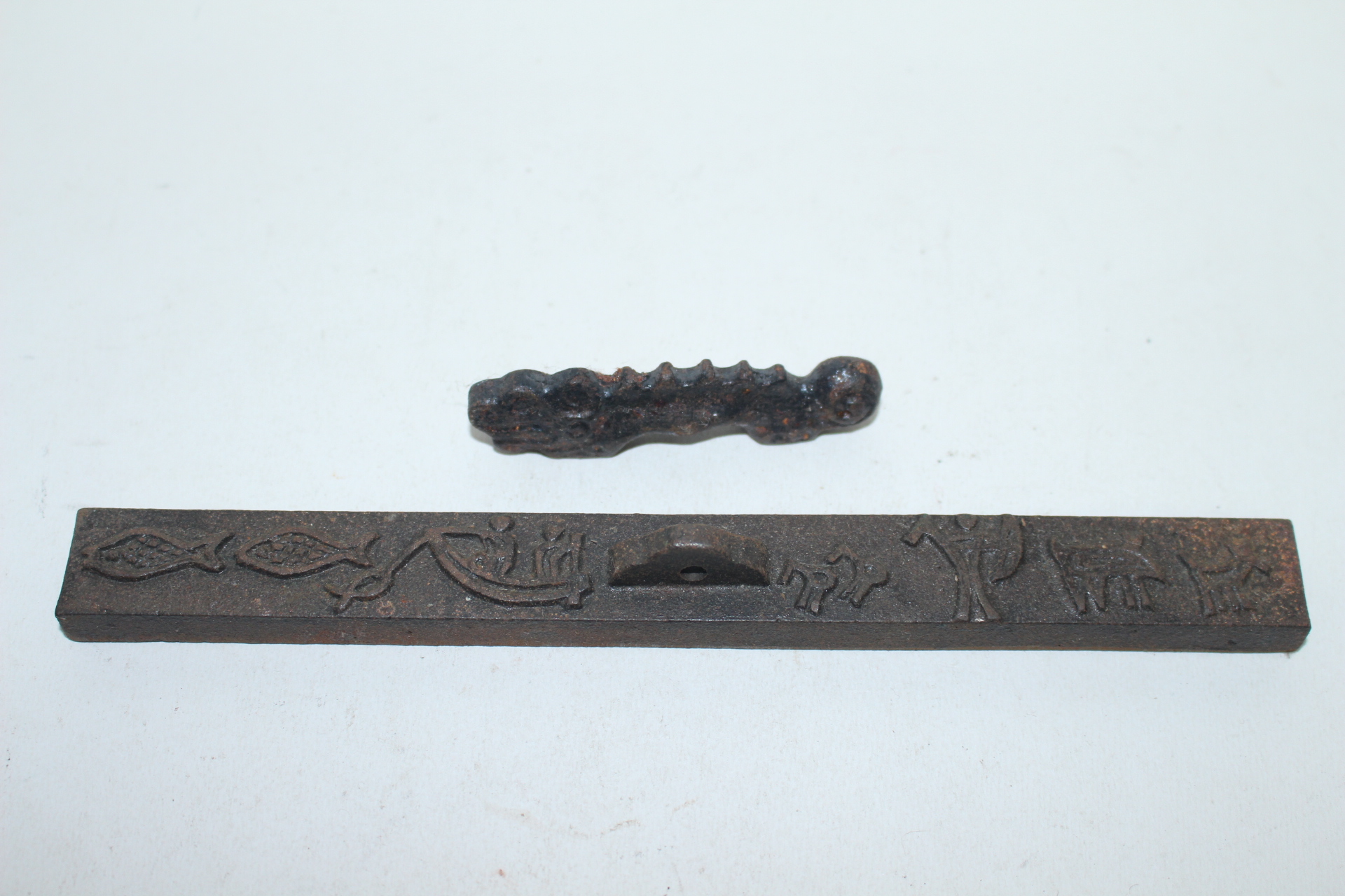 무쇠로된 어문 과 용형 문진