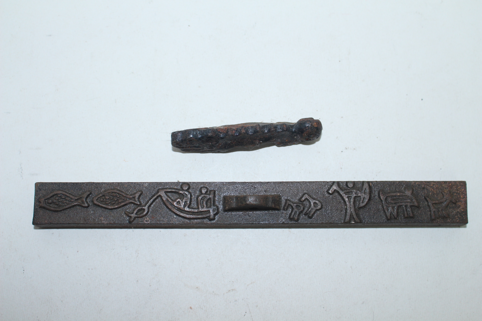 무쇠로된 어문 과 용형 문진