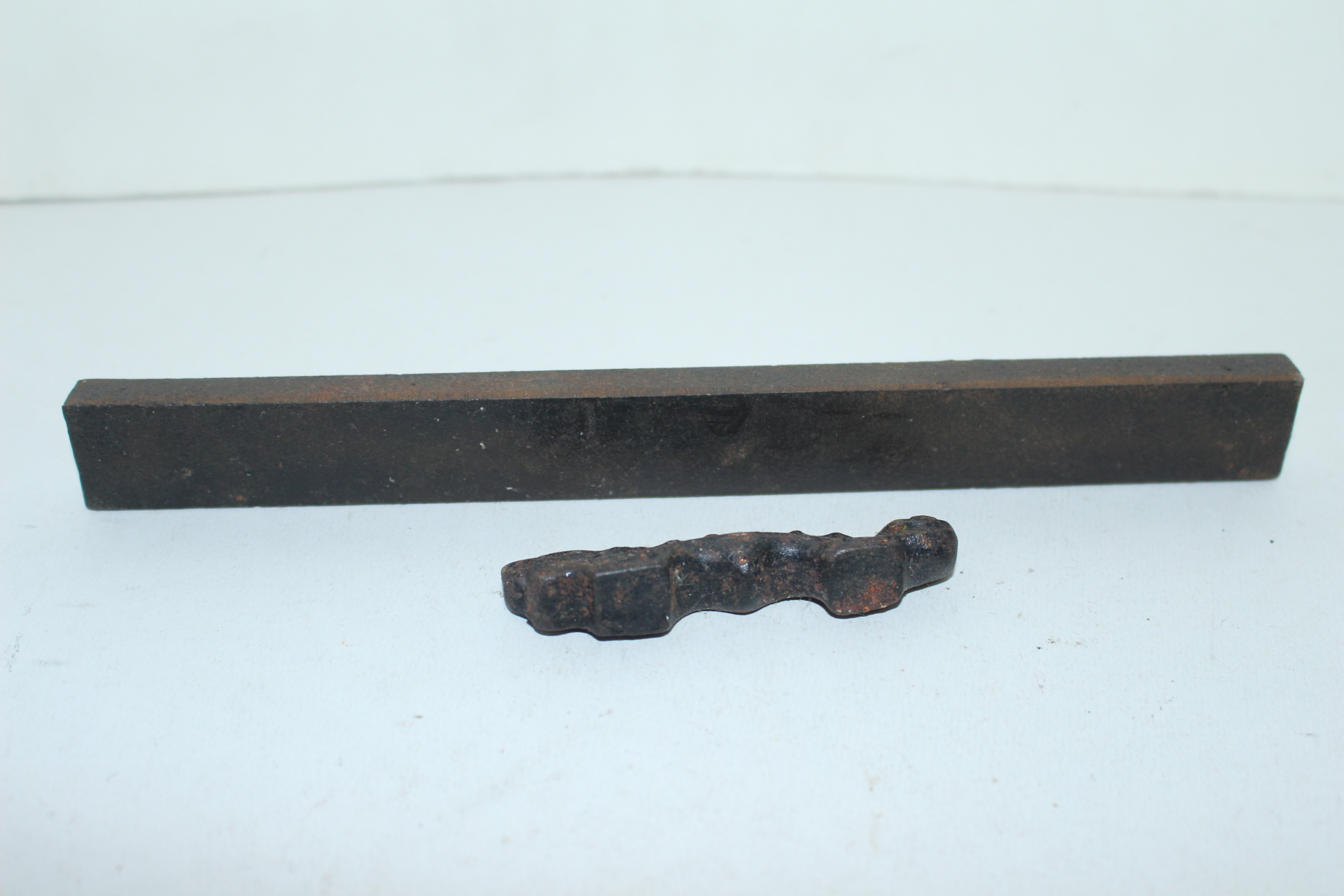 무쇠로된 어문 과 용형 문진