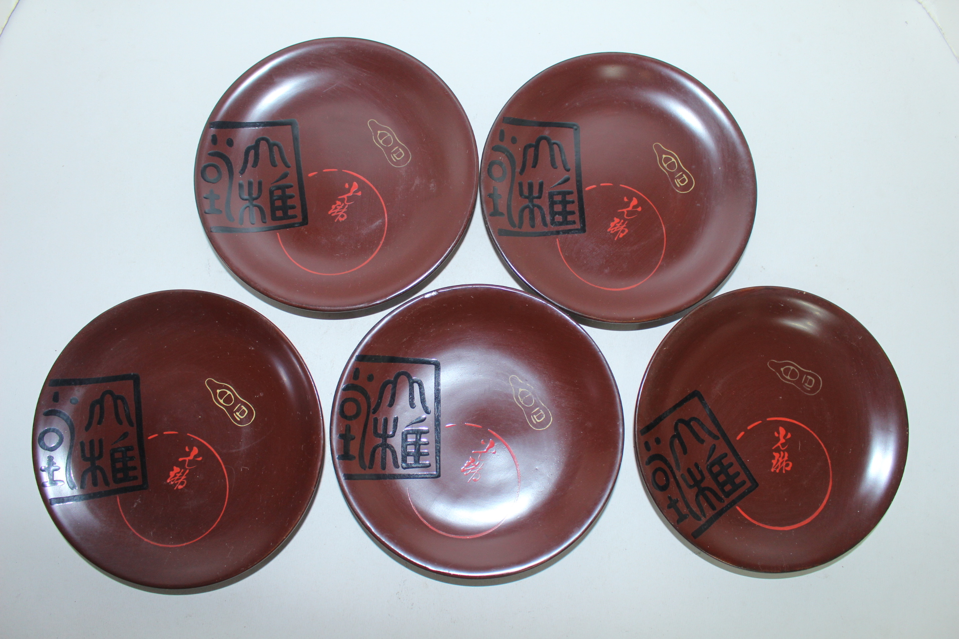 나무에 옷칠후 문자그림이 있는 차탁 5점