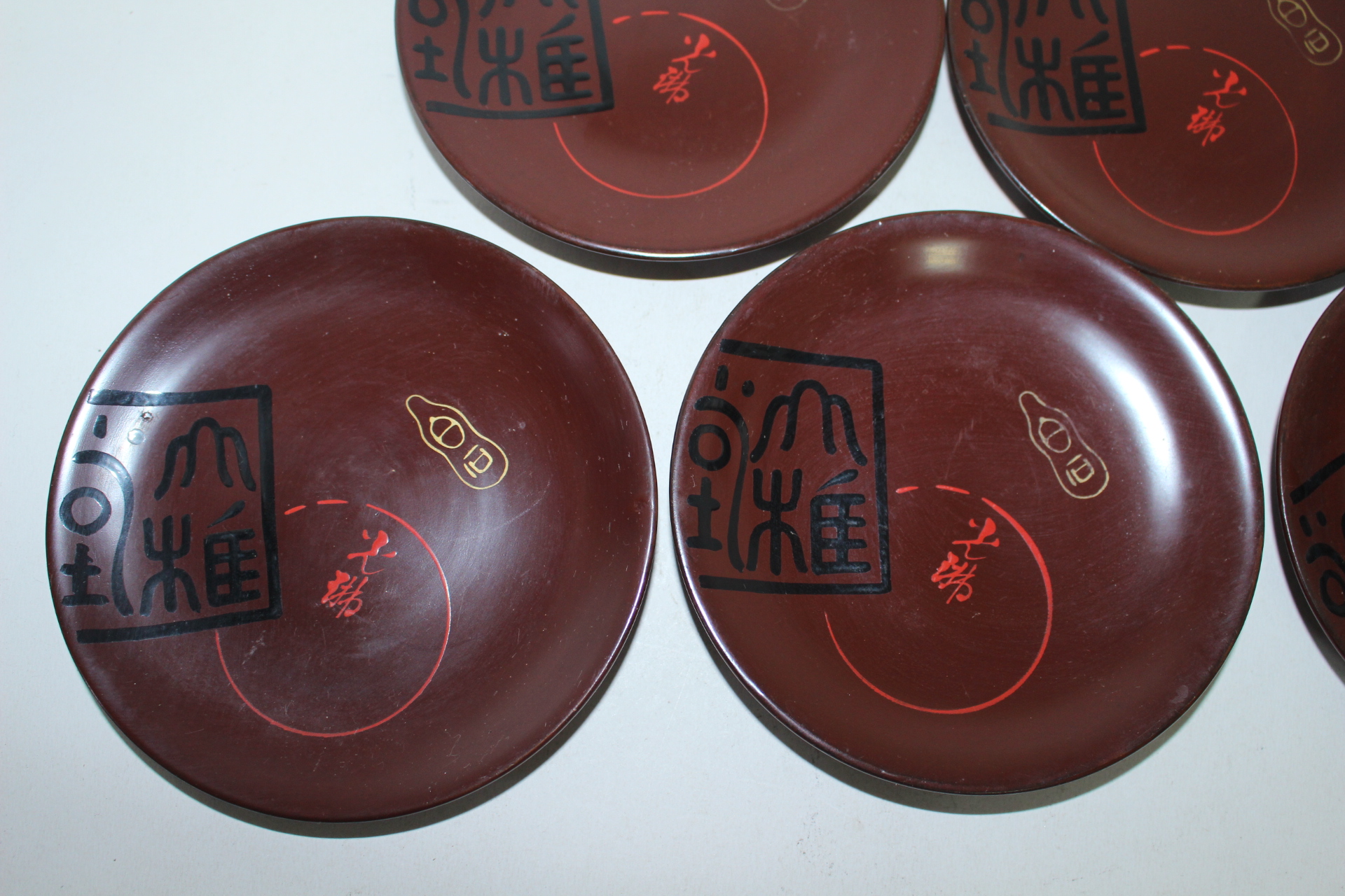 나무에 옷칠후 문자그림이 있는 차탁 5점