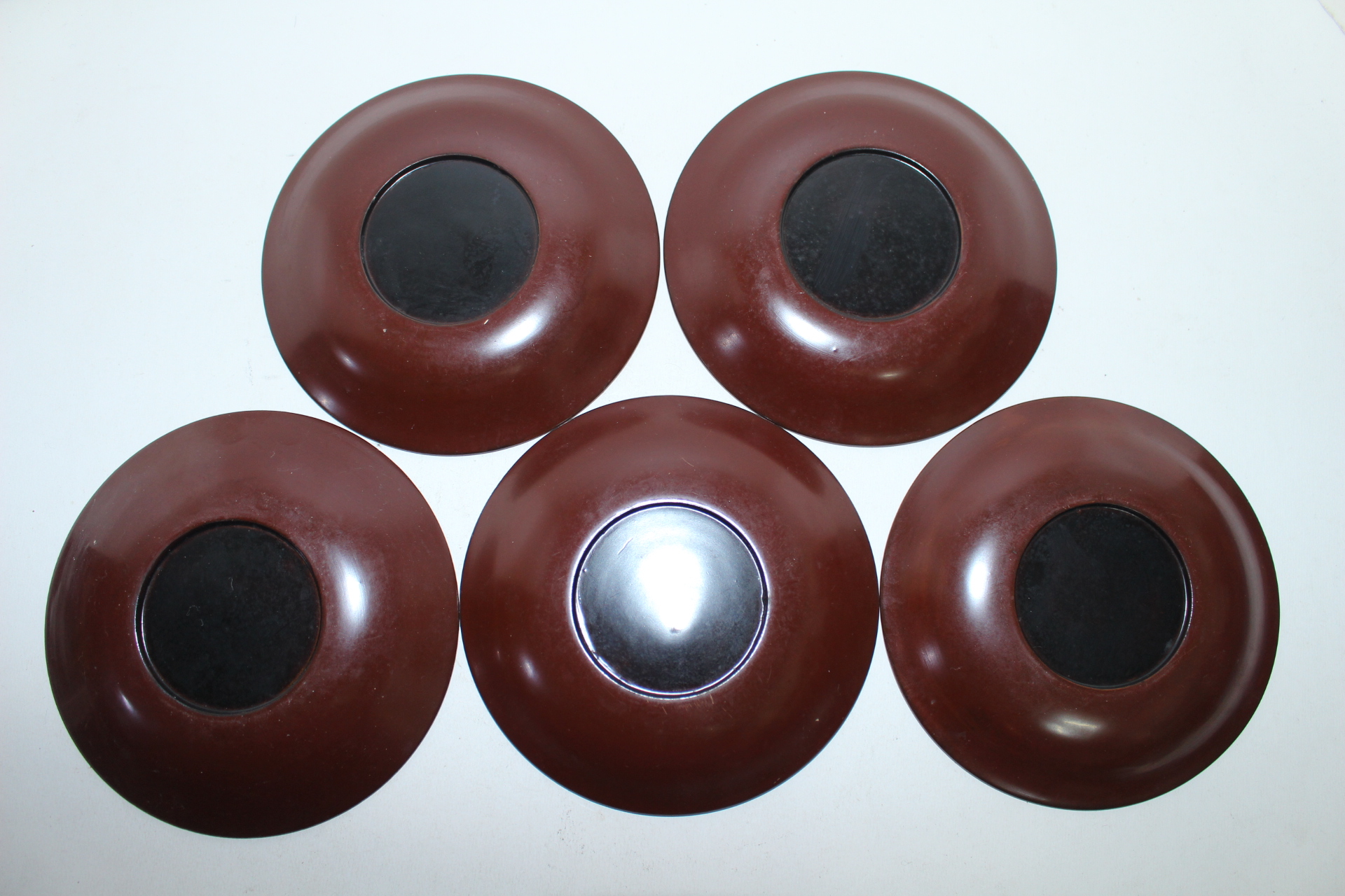 나무에 옷칠후 문자그림이 있는 차탁 5점