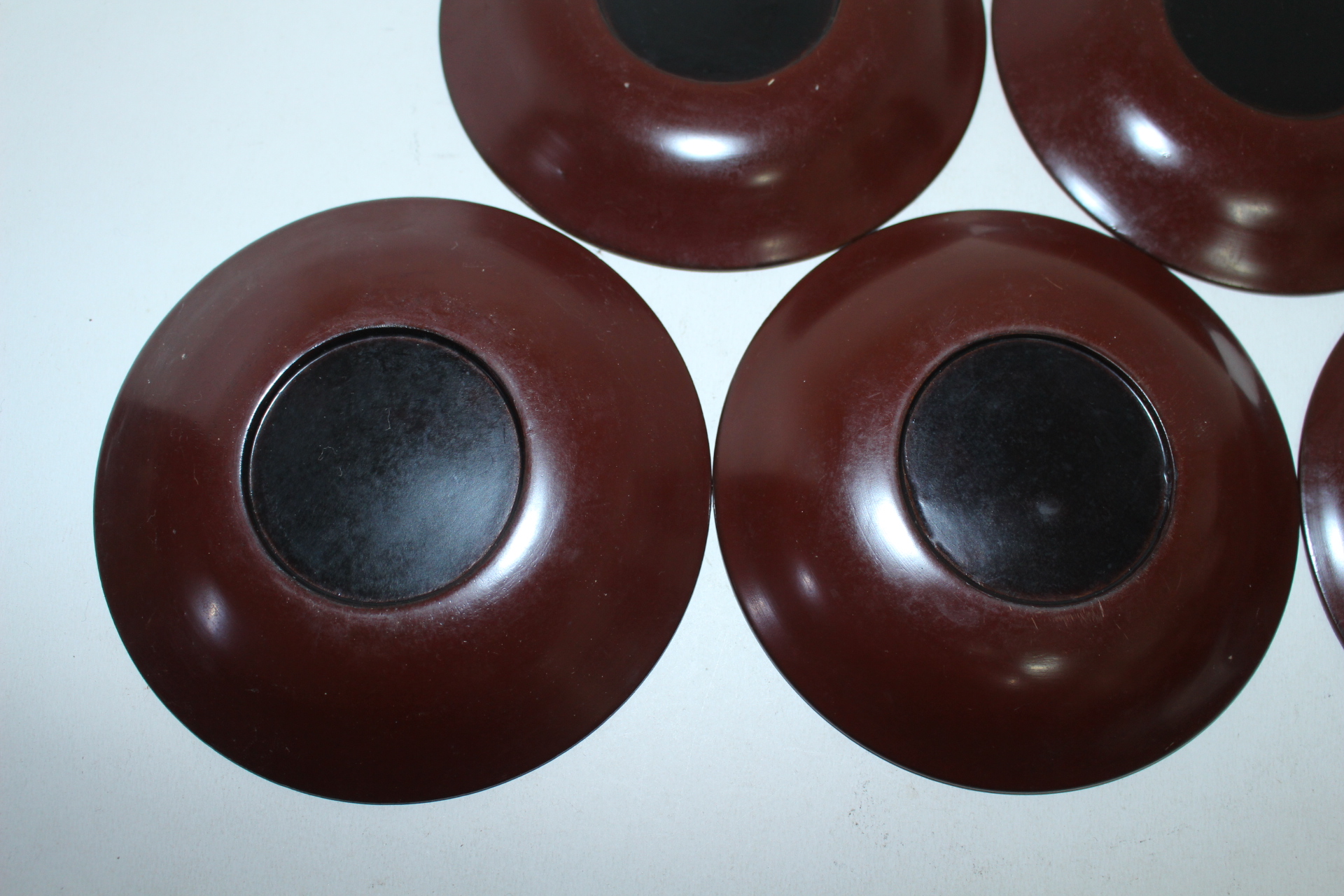 나무에 옷칠후 문자그림이 있는 차탁 5점