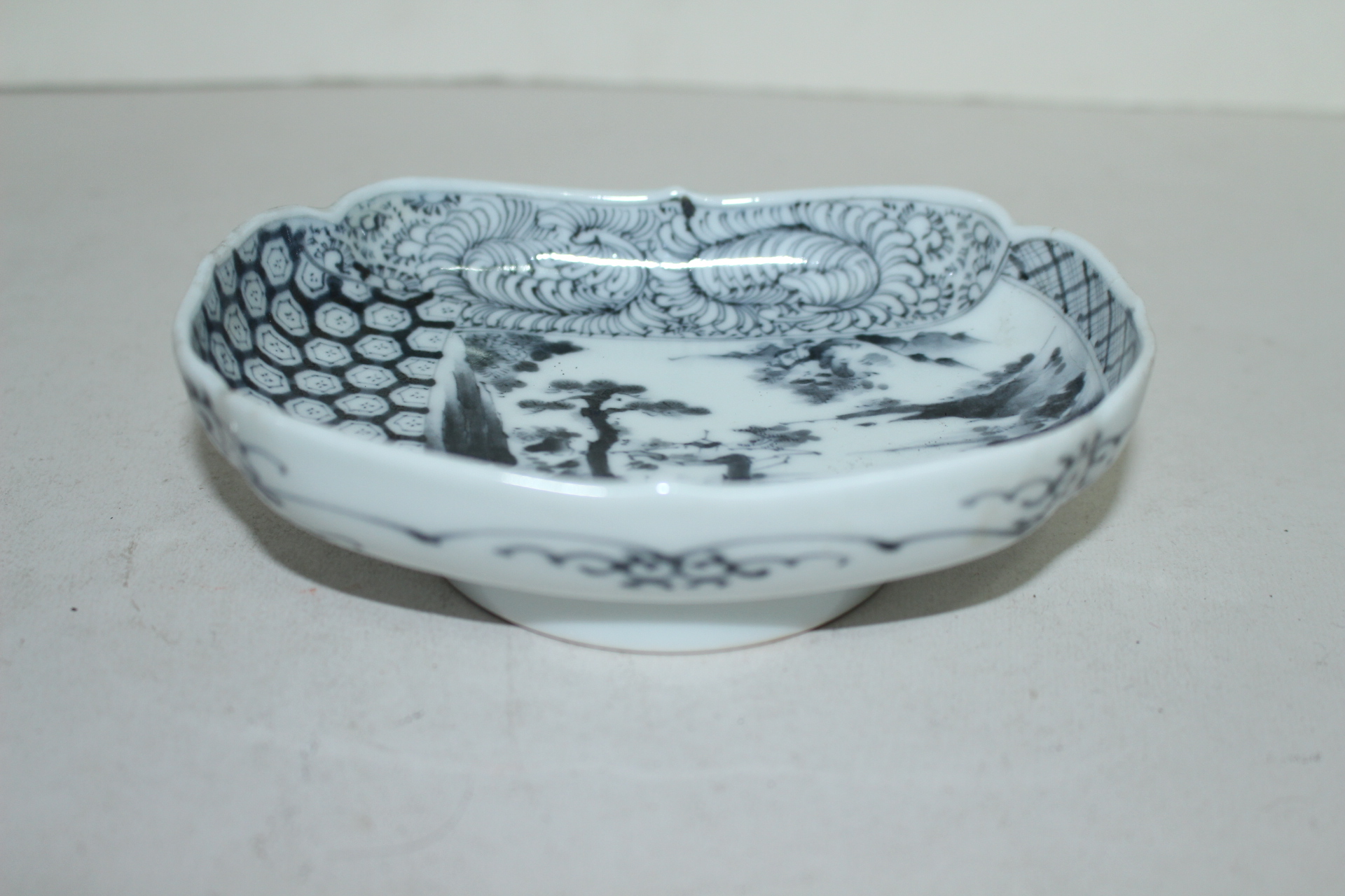 100년이상된 이마리 청화백자산수문 화형완