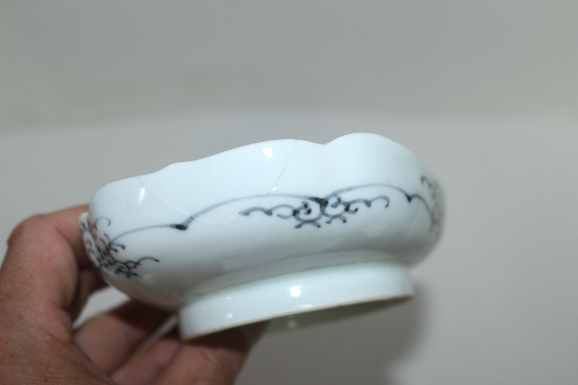 100년이상된 이마리 청화백자산수문 화형완