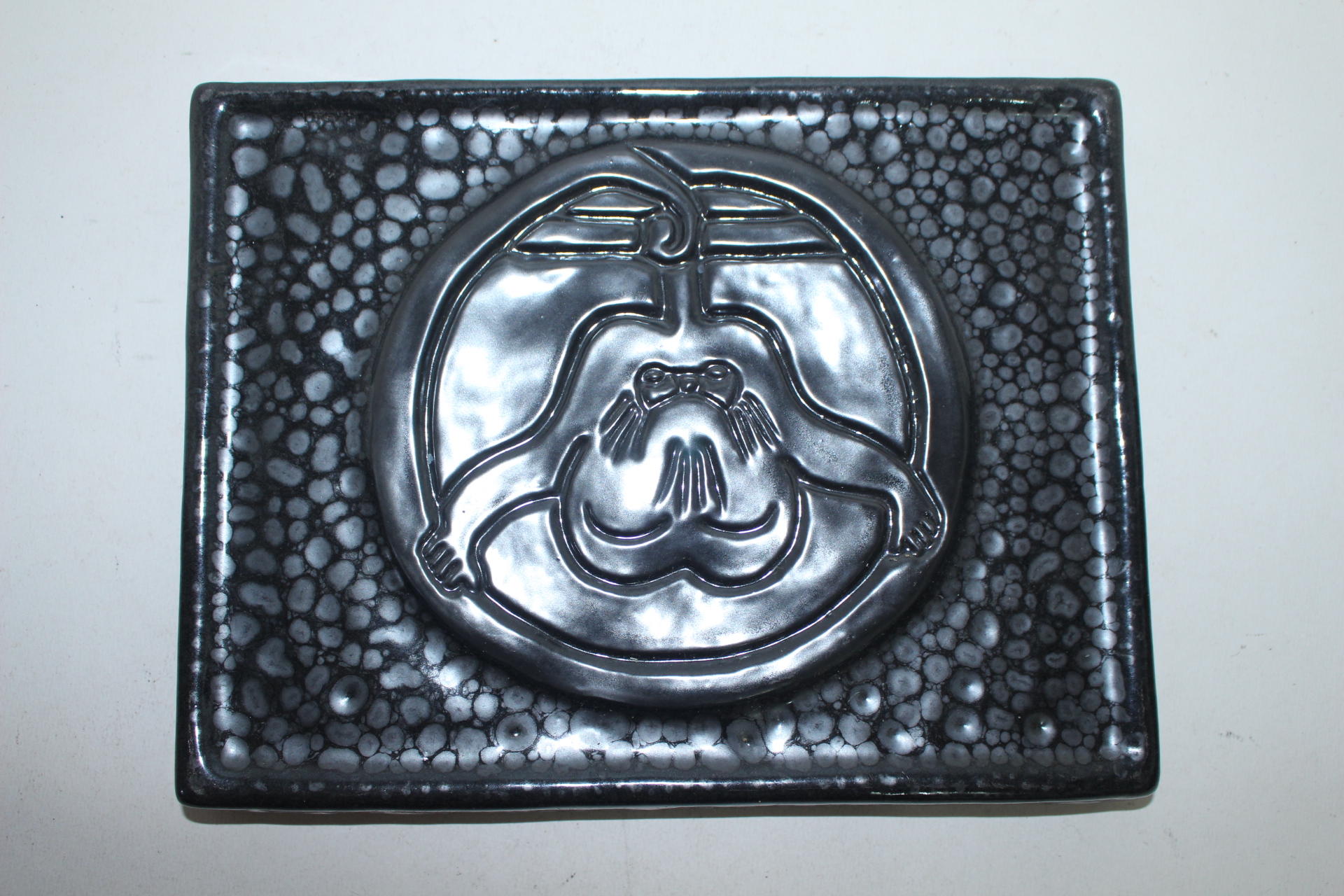 원숭이가 조각된 흑유청자 도자기 부조판