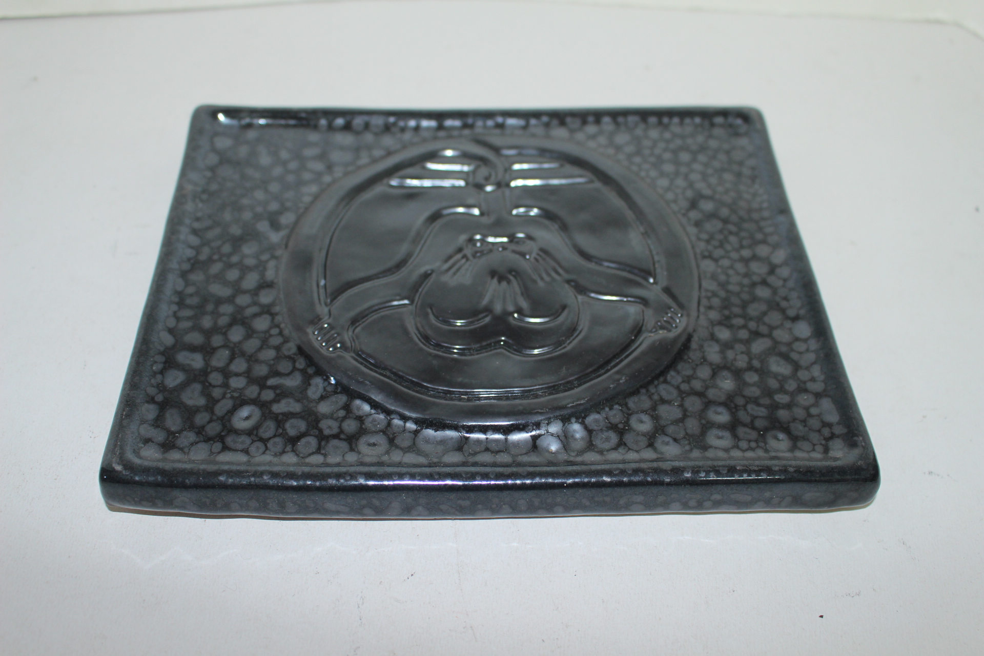 원숭이가 조각된 흑유청자 도자기 부조판