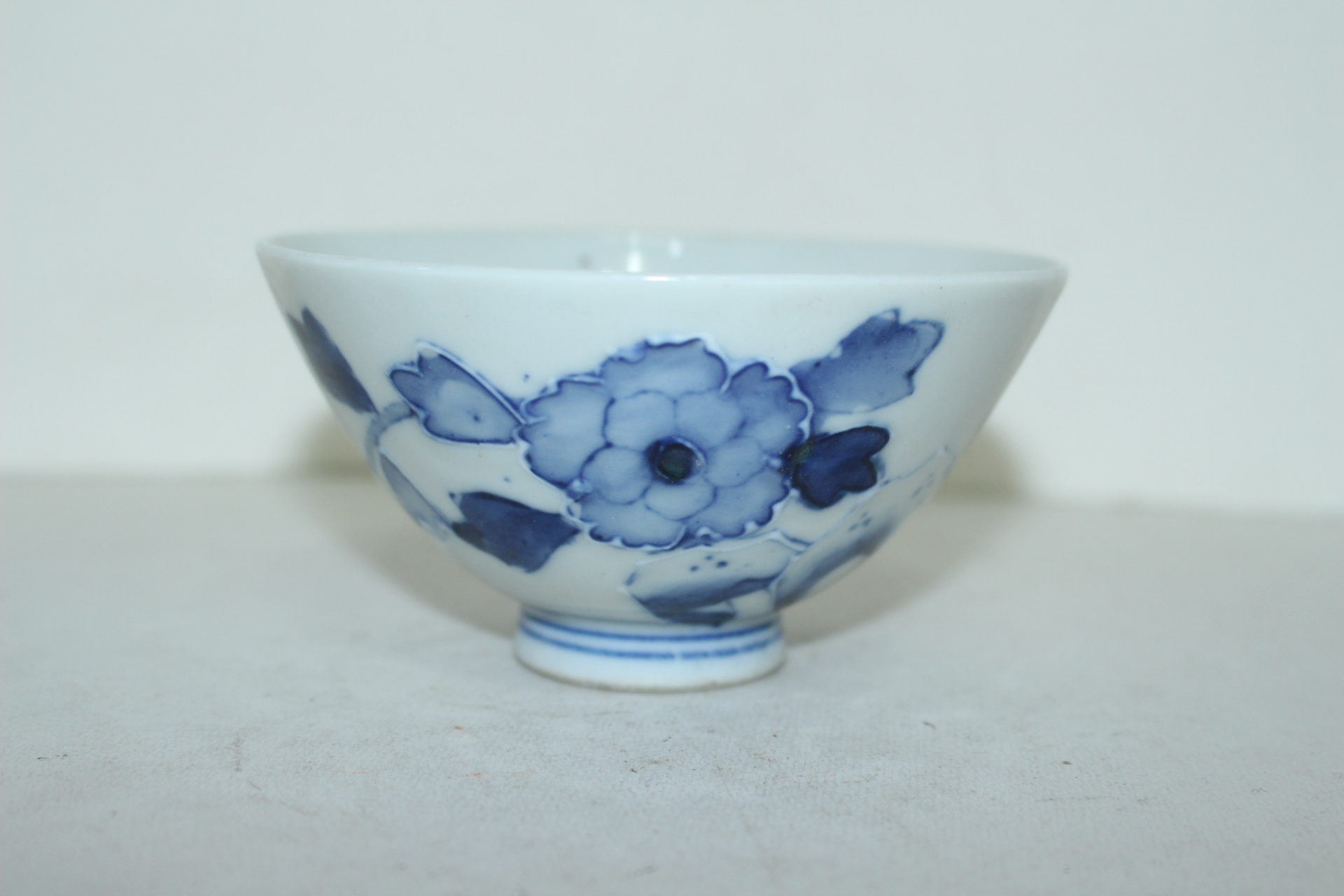 연대가 좋은 청화백자 양각화문 자완