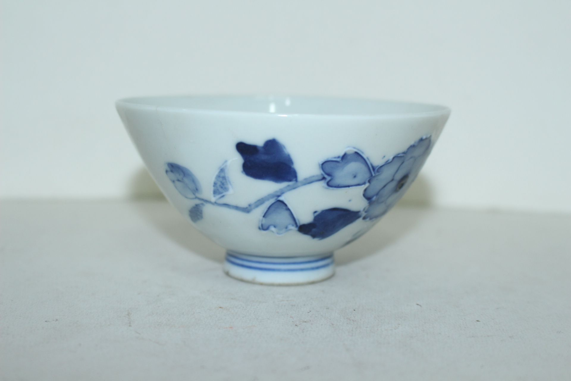 연대가 좋은 청화백자 양각화문 자완