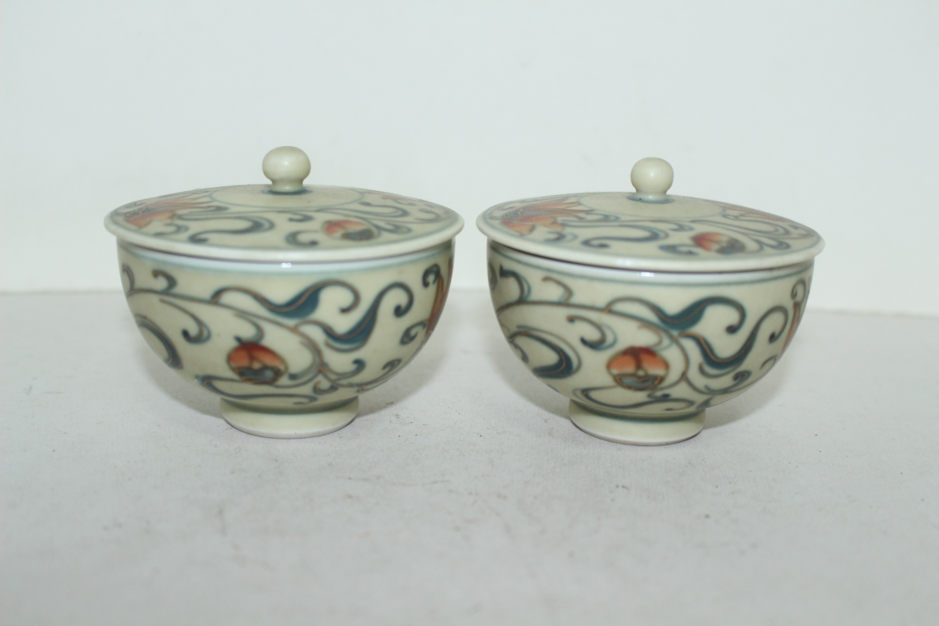 연대가좋은 백자진사금채화문 두껑있는잔 2점